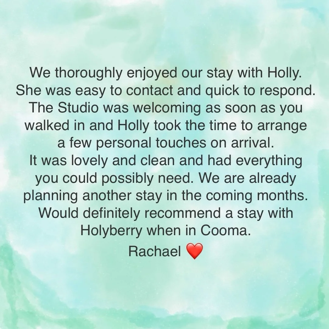 One of the many things I love about hosting at Hollyberry House is creating those little touches and thoughtful details that make every stay feel special ✨ From fresh flowers to a cozy setup, it&rsquo;s all about making guests feel at home. 💛
Hearin