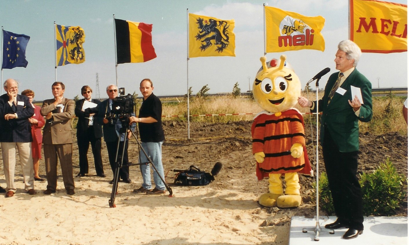 Eerste steen honingfabriek 19952 - kopie.jpg