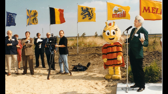 Flux.1 AI-KLINGV2Master_EersteSteenHoningfabriek_1.gif