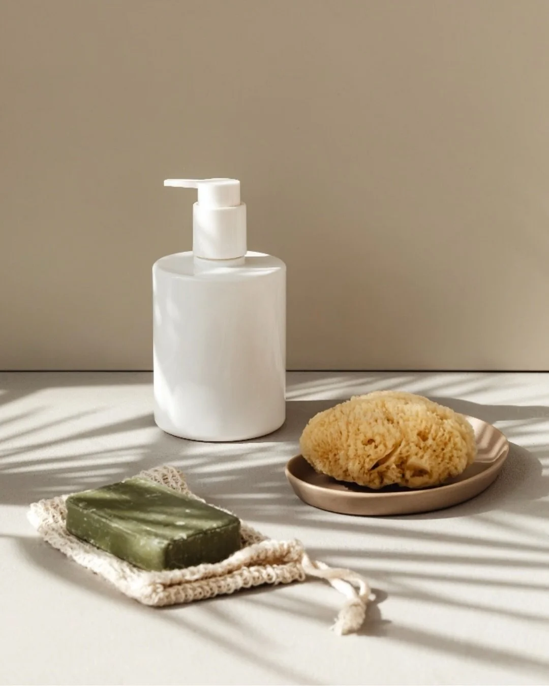 🌿 No solo es importante tratar la ca&iacute;da del cabello desde dentro a trav&eacute;s de los nutrientes clave de los que ya hemos hablado y nuestra alimentaci&oacute;n, sino que tambi&eacute;n lo que aplicamos en el cuero cabelludo y el cabello ti