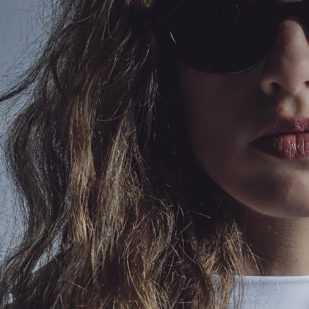 ★
Série fashion studio 📸 pour la jeune et talentueuse marque de luxe à porter @maison_decale avec @adelinejouan & @hugofoulon 🤩
Style by @carolinepuechdalissac
Makeup by @aurore_gaillard_da
Shooting, light & retouch by @nic