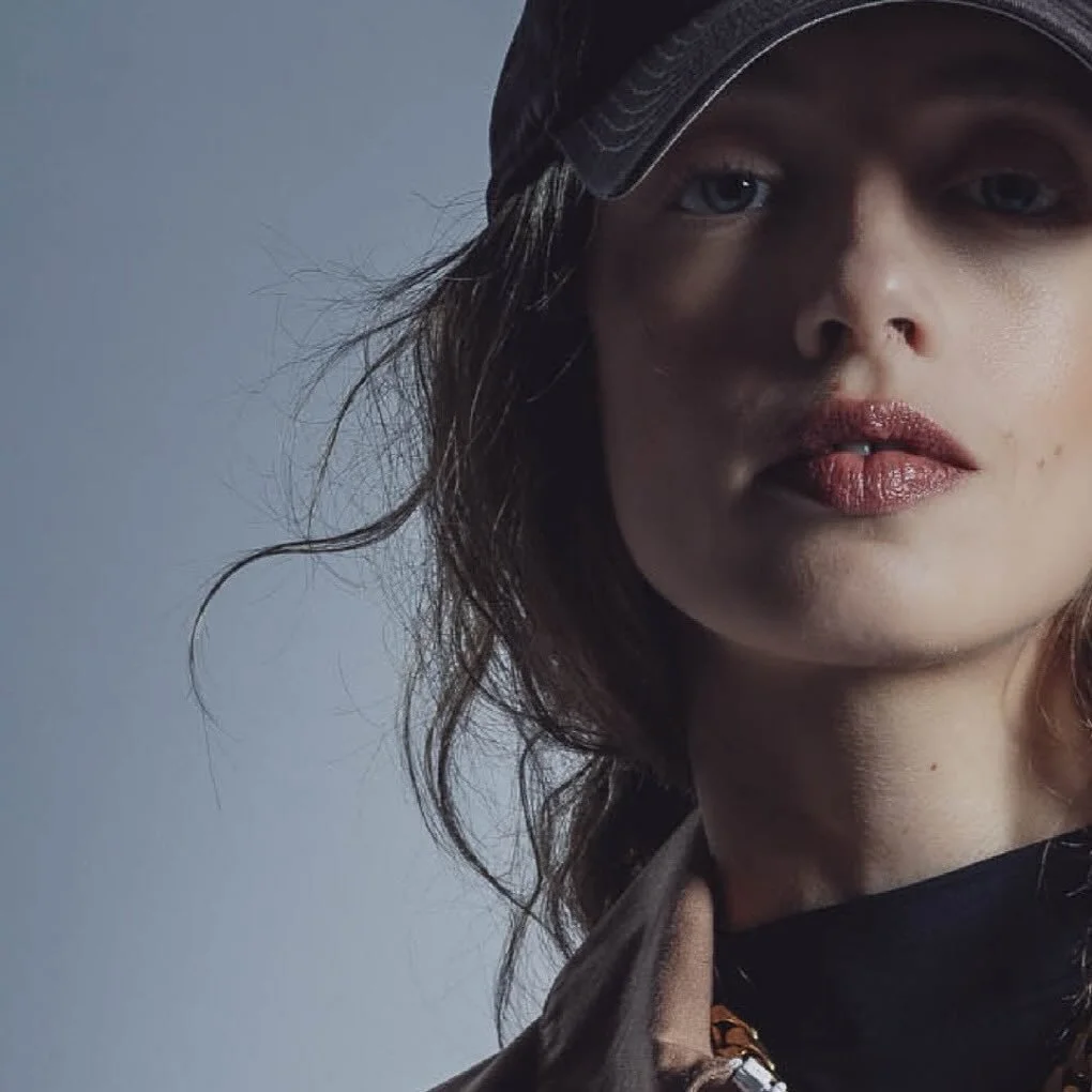 ★
Série fashion studio 📸 pour la jeune et talentueuse marque de luxe à porter @maison_decale avec @adelinejouan & @hugofoulon 🤩
Style by @leglowdecaro @carolinepuechdalissac
Makeup by @aurore_gaillard_da
Shooting, light & r