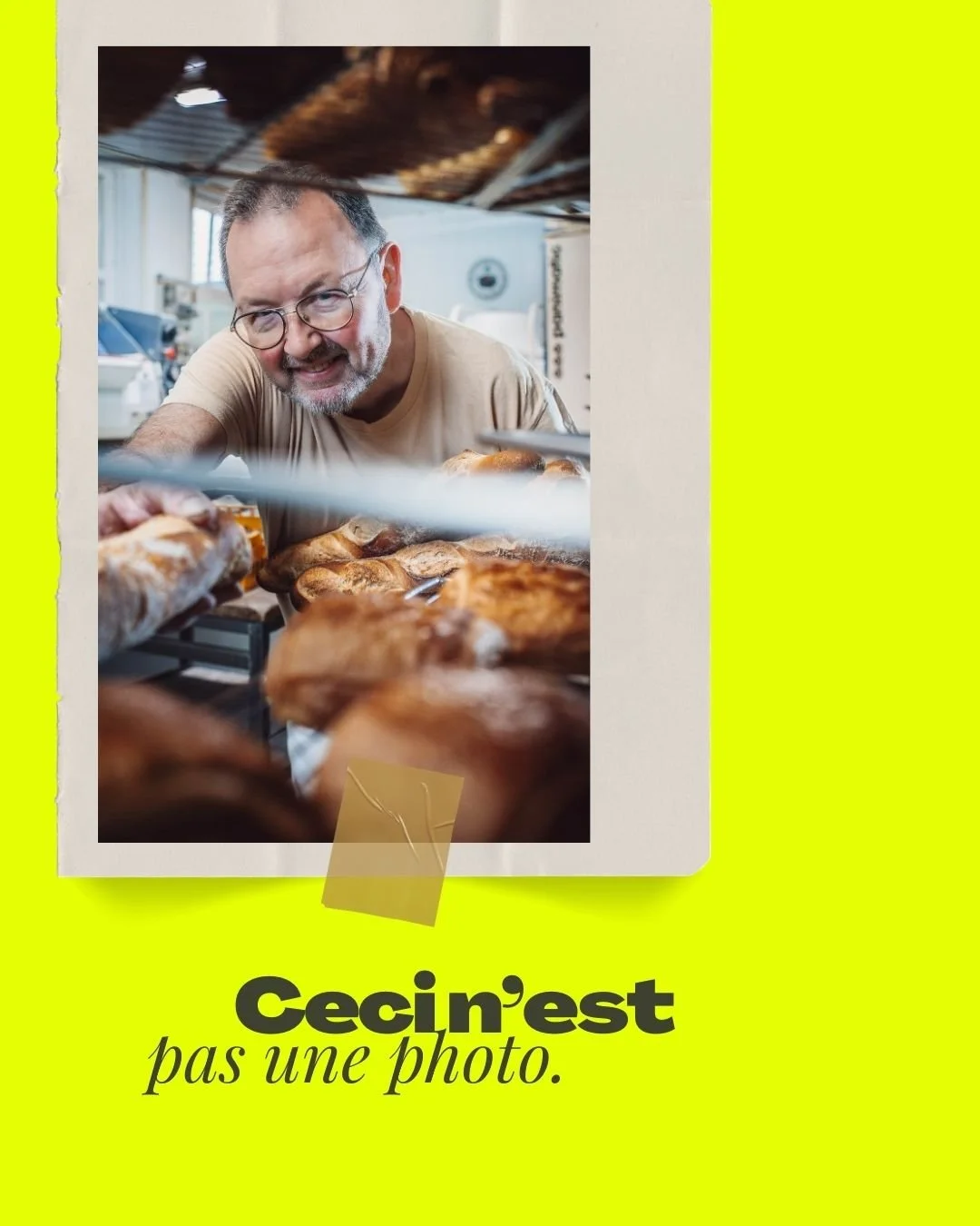 Ceci n&rsquo;est pas une photo.
​
C&rsquo;est un visage.
Un m&eacute;tier.
Un commerce qui ouvre tous les matins.
C&rsquo;est une pr&eacute;sence dans une rue.
Un savoir-faire transmis.
Un lien avec un quartier.
​
Dans cette exposition, il ne s&rsquo