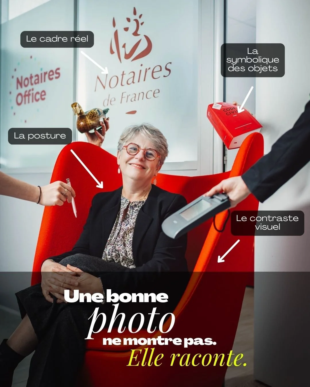 Ici, on ne voit pas seulement une notaire dans son cabinet.
​
On voit :
&ndash; un cadre institutionnel affirm&eacute;
&ndash; des symboles forts (le Code civil, l&rsquo;histoire, la responsabilit&eacute;)
&ndash; une posture sereine
&ndash; un contr