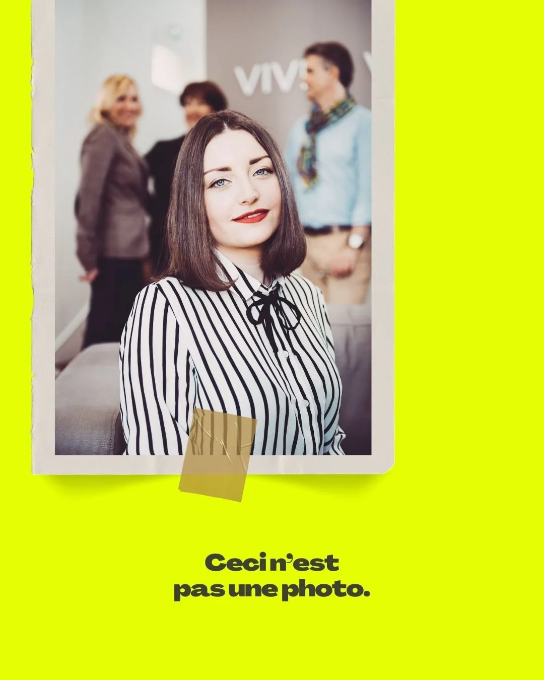 Ceci n&rsquo;est pas une photo.
​
Enfin&hellip; pas seulement.
Ce n&rsquo;est pas juste un portrait.
Ni un sourire bien cadr&eacute;.
Ni une lumi&egrave;re flatteuse.
​
C&rsquo;est une posture.
Un positionnement.
Un message silencieux.
​
Avant de d&e