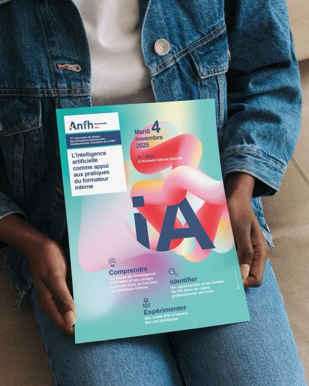 Traduire un sujet complexe en une communication claire.
Ici, le point de d&eacute;part n&rsquo;&eacute;tait pas une image.
C&rsquo;&eacute;tait un contenu.
Un th&egrave;me dense : l&rsquo;intelligence artificielle appliqu&eacute;e &agrave; la formati