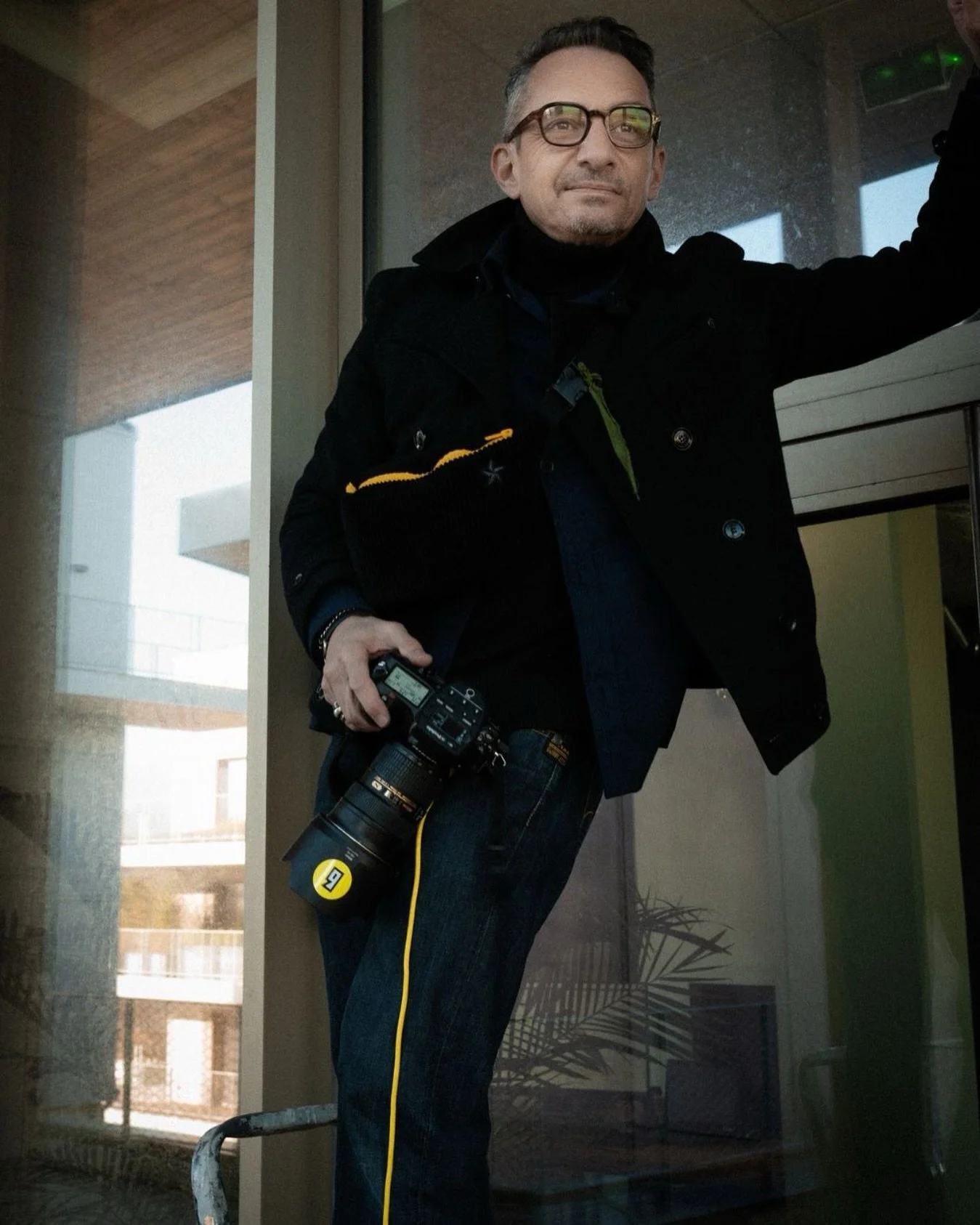 Derri&egrave;re ce compte, il y a quelqu&rsquo;un qui aime comprendre avant de cr&eacute;er.

Avant de parler de formes, de couleurs ou de typographies, je prends le temps de regarder un projet dans son ensemble.
Ce qu&rsquo;il raconte.
Ce qu&rsquo;i