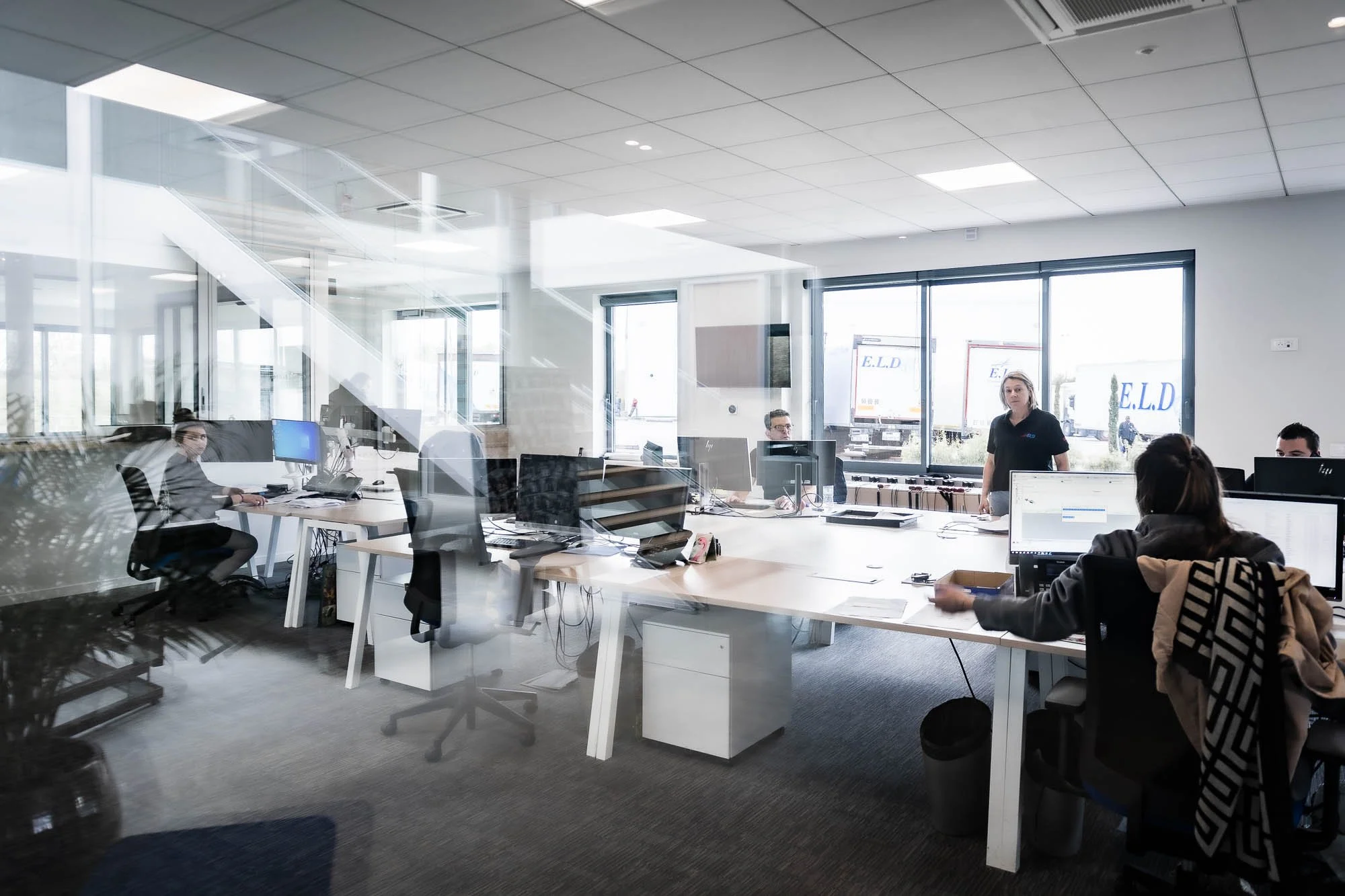 Bureau moderne avec des employés travaillant à des ordinateurs.