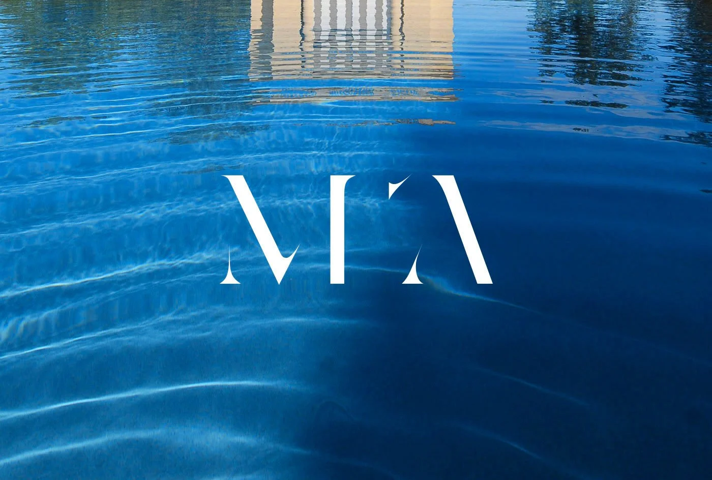 Logo monogramme de l’architecte Maxime d’Angeac, conçu par Emma Brante – Le Ciel est Bleu. Identité visuelle minimaliste et typographique déployée