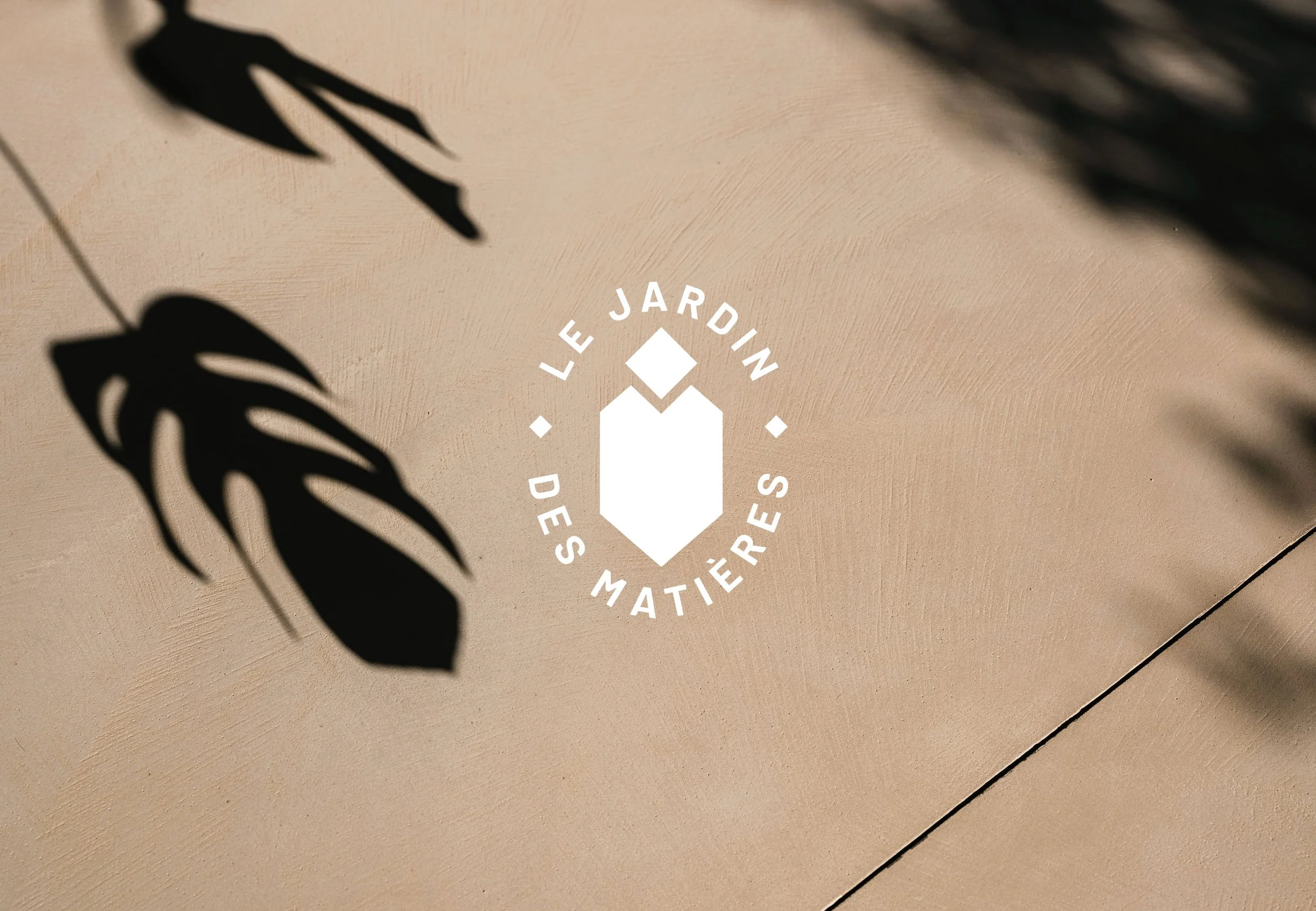 logo, identité visuelle et campagne photo pour Le Jardin des Matières, marque artisanale dédiée aux matériaux et savoir-faire, par Emma Brante – Le Ciel est Bleu Studio
