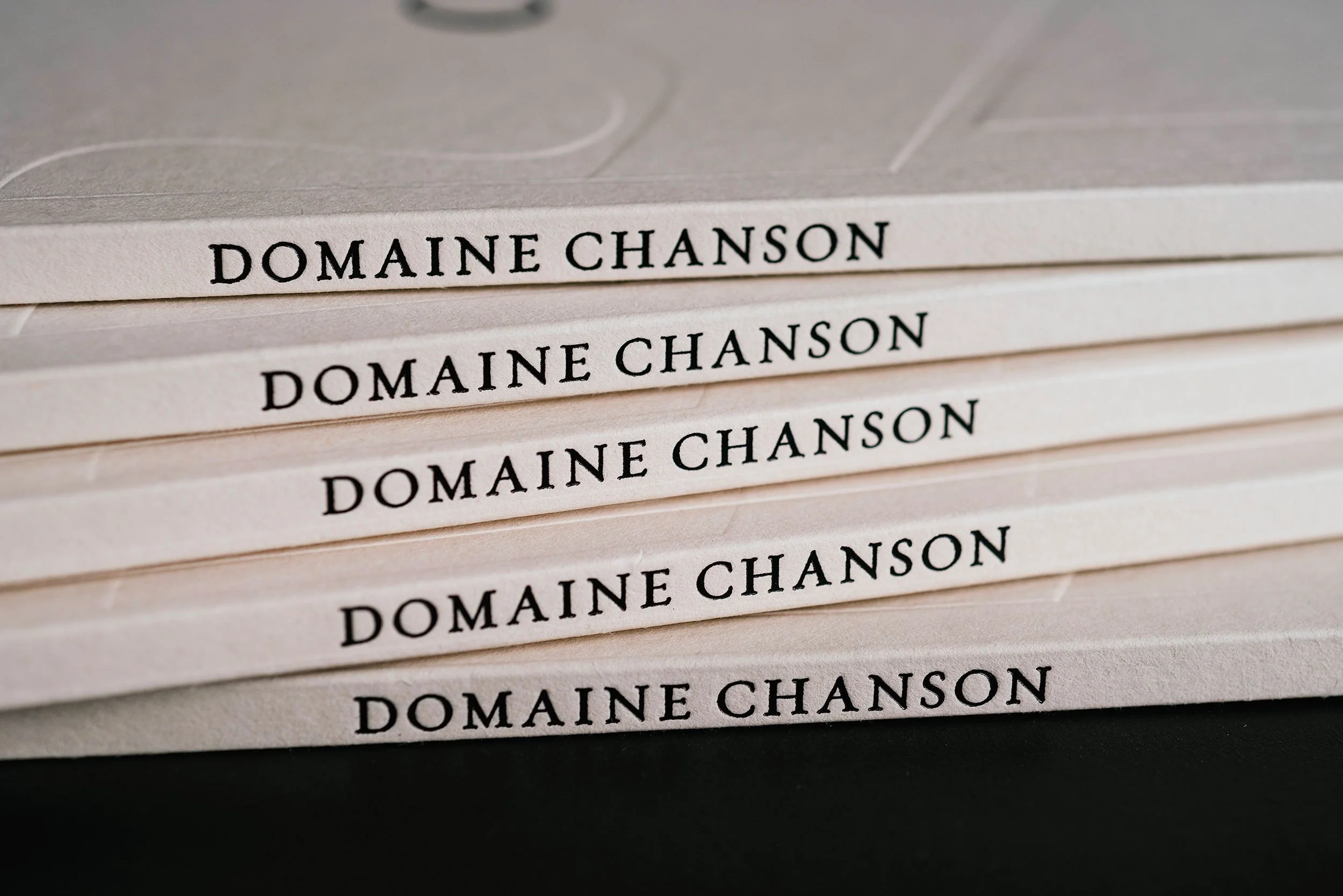 Brochures du Domaine Chanson, design éditorial et identité visuelle conçus par Emma Brante – Le Ciel est Bleu Studio pour une maison de vins de Bourgogne.