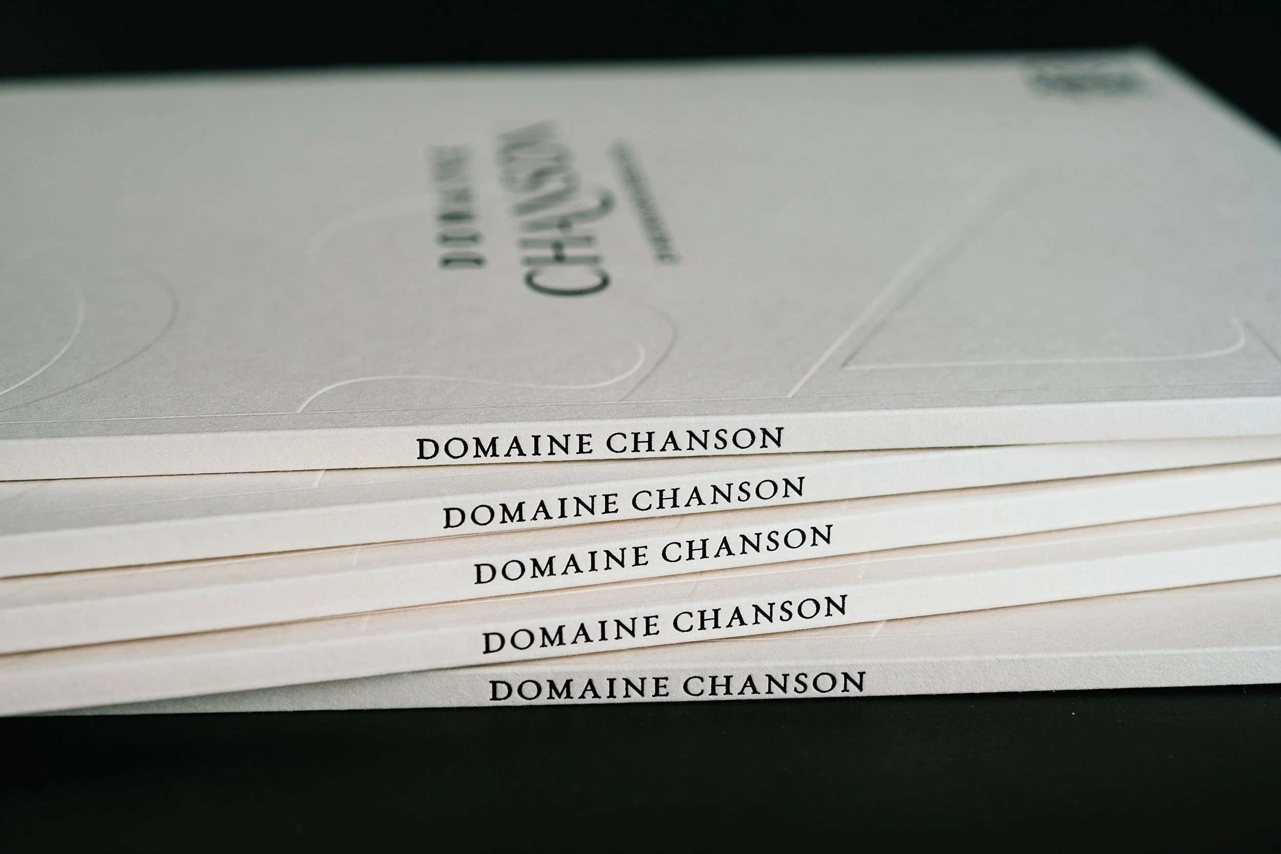 Brochures empilées du Domaine Chanson, design et direction artistique par Emma Brante – Le Ciel est Bleu Studio, identité visuelle élégante pour un domaine viticole en Bourgogne.