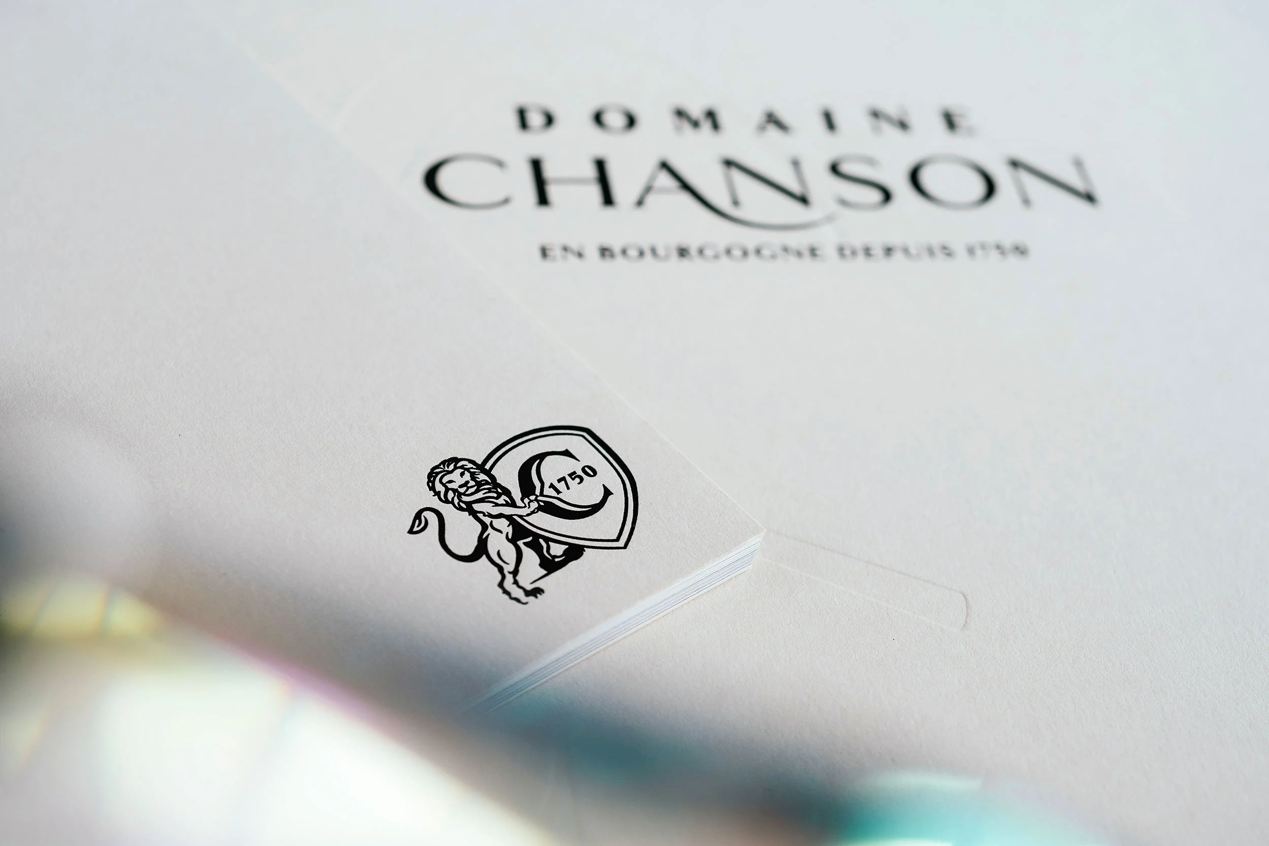Brochure Domaine Chanson - une maison du Groupe Bollinger, marquage de la marque et photo de fûts de chêne. Design éditorial raffiné et direction artistique par Emma Brante – Le Ciel est Bleu Studio, valorisant l’univers du vin de Bourgogne.