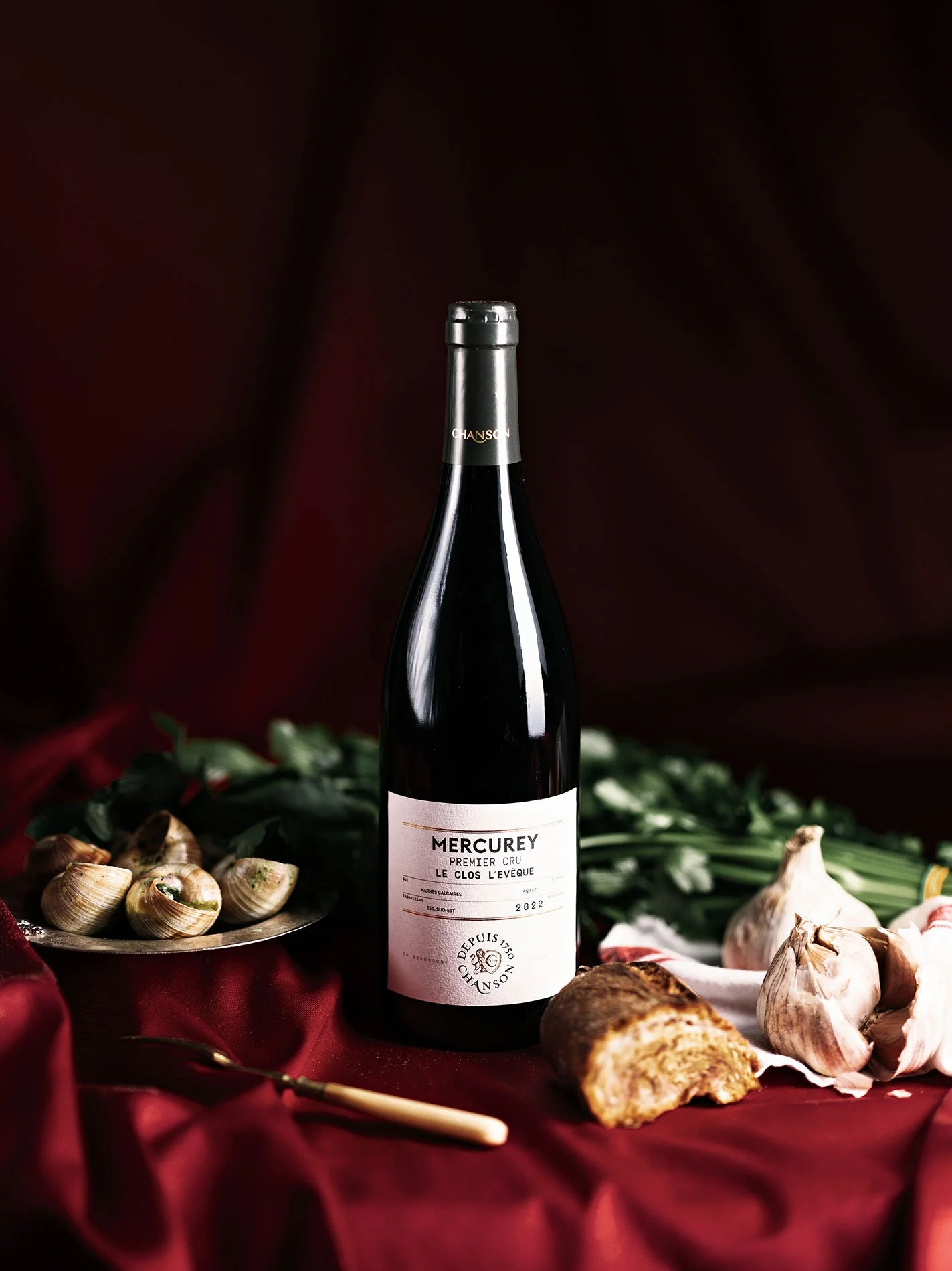 Bouteille de Mercurey Premier Cru Le Clos Lévêque (2022) du Domaine Chanson, une maison du Groupe Bollinger, mise en scène gourmande. Brand content par Emma Brante – Le Ciel est Bleu, studio & agence de branding pour marques wine & spirits.