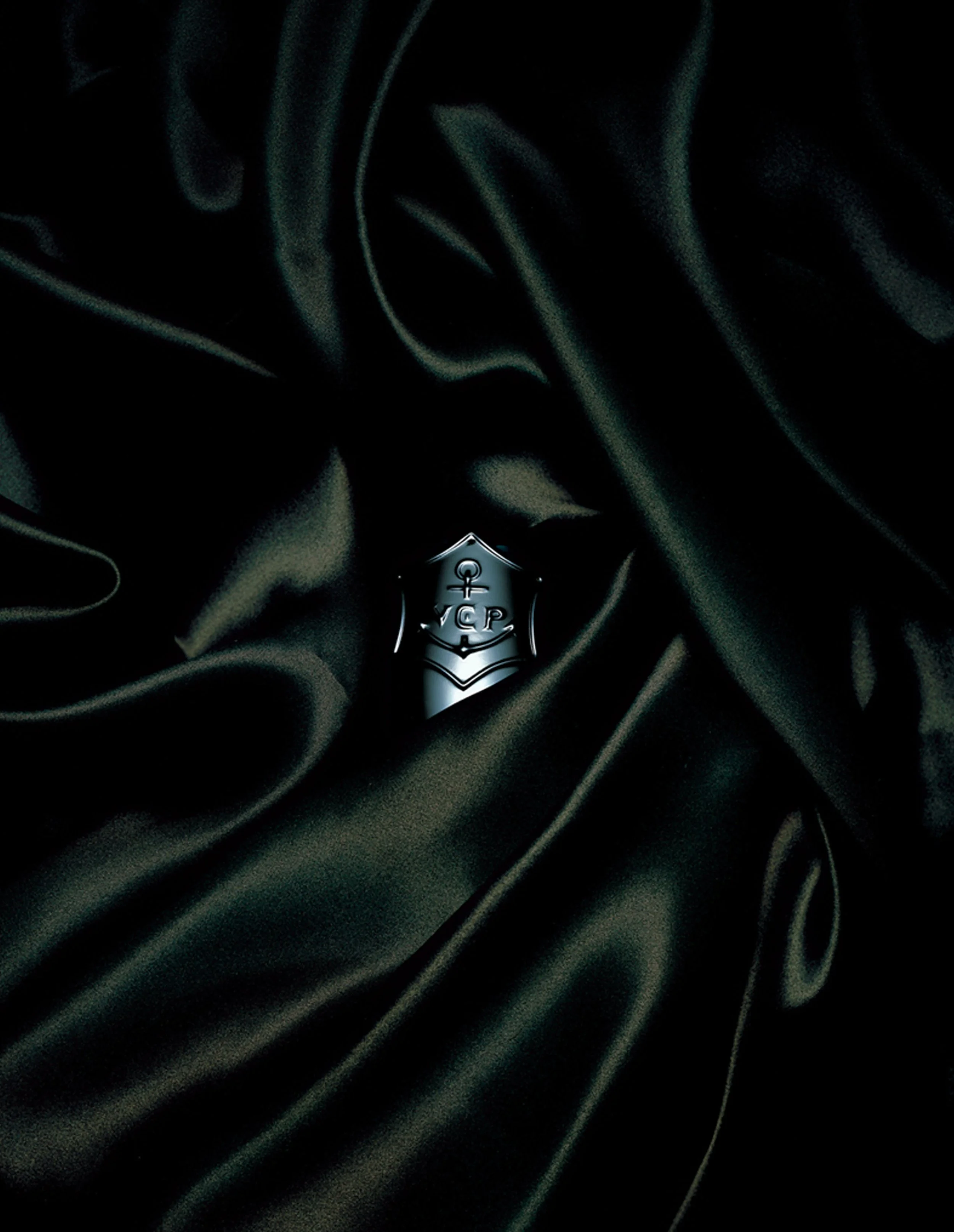 Direction artistique d'une campagne photo pour la marque de champagne Veuve Clicquot, visuel de champagne sur soie noire, Emma Brante – Le Ciel est Bleu Studio Paris