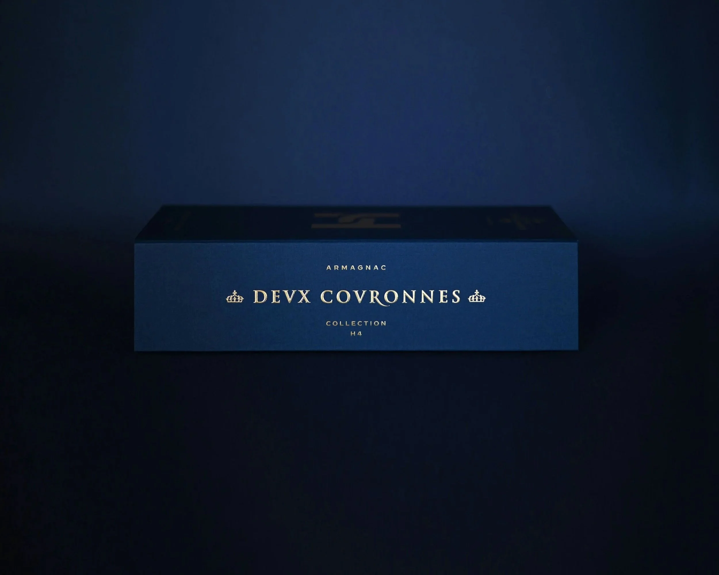 Packaging haut de gamme de la marque d’armagnac Deux Couronnes, direction artistique par Emma Brante – Le Ciel est Bleu, branding luxe et storytelling royal
