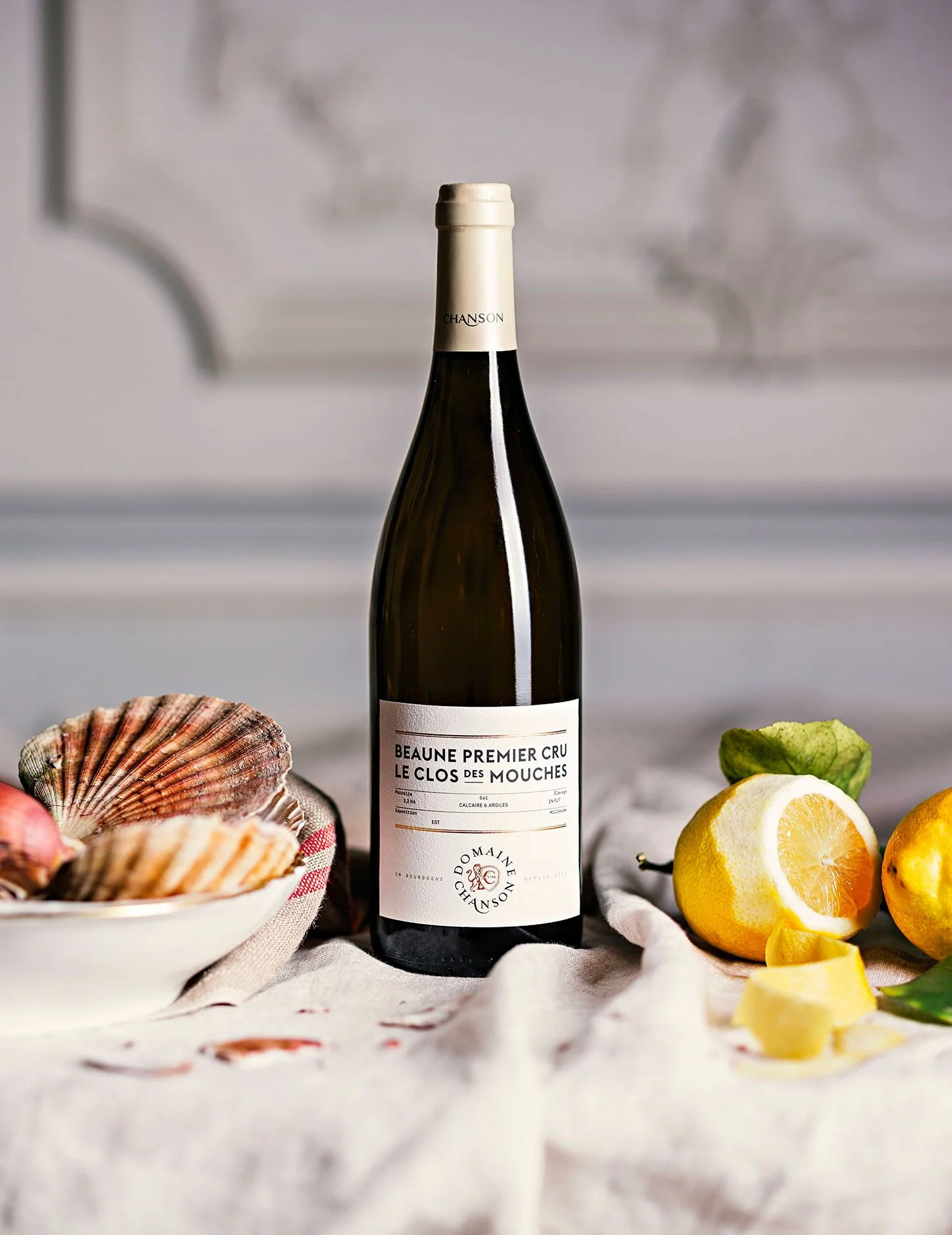 Mise en scène lifestyle autour du Beaune Premier Cru Le Clos des Mouches — photographie signée Emma Brante, studio et agence de branding Le Ciel est Bleu. Direction artistique et contenu de marque pour le Domaine Chanson, vin blanc de Bourgogne.