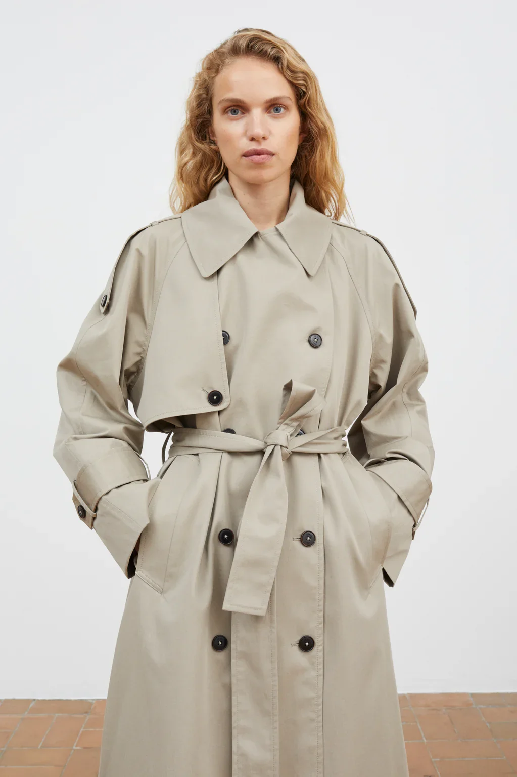 Mahsa_trenchcoat-Coat-10257-25368-Stone_moss-2.webp