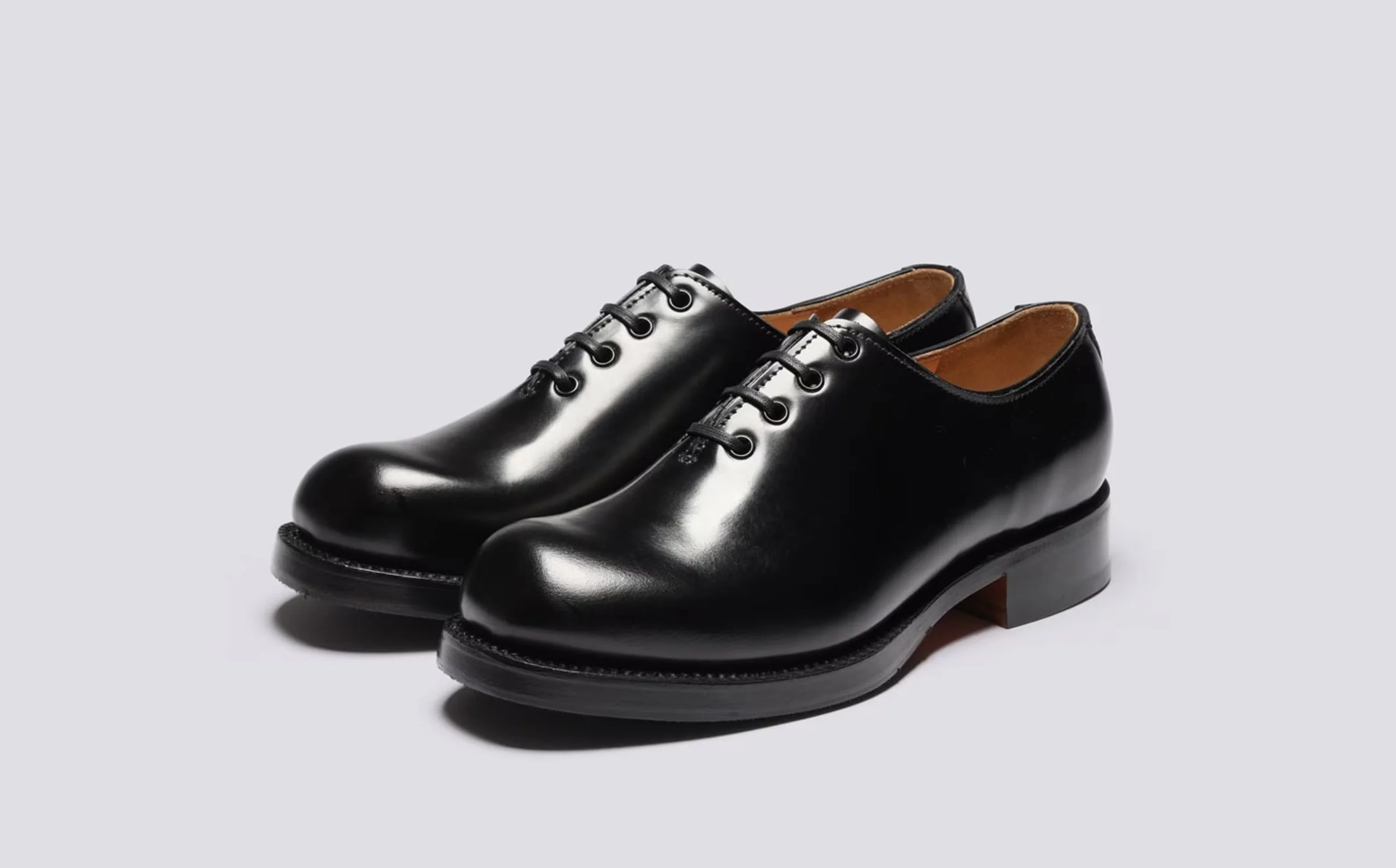 Shop Grenson Women’s Fairfax Black shoes. Crafted from premium leather with a chunky sole, this modern lace-up blends heritage design with everyday comfort.