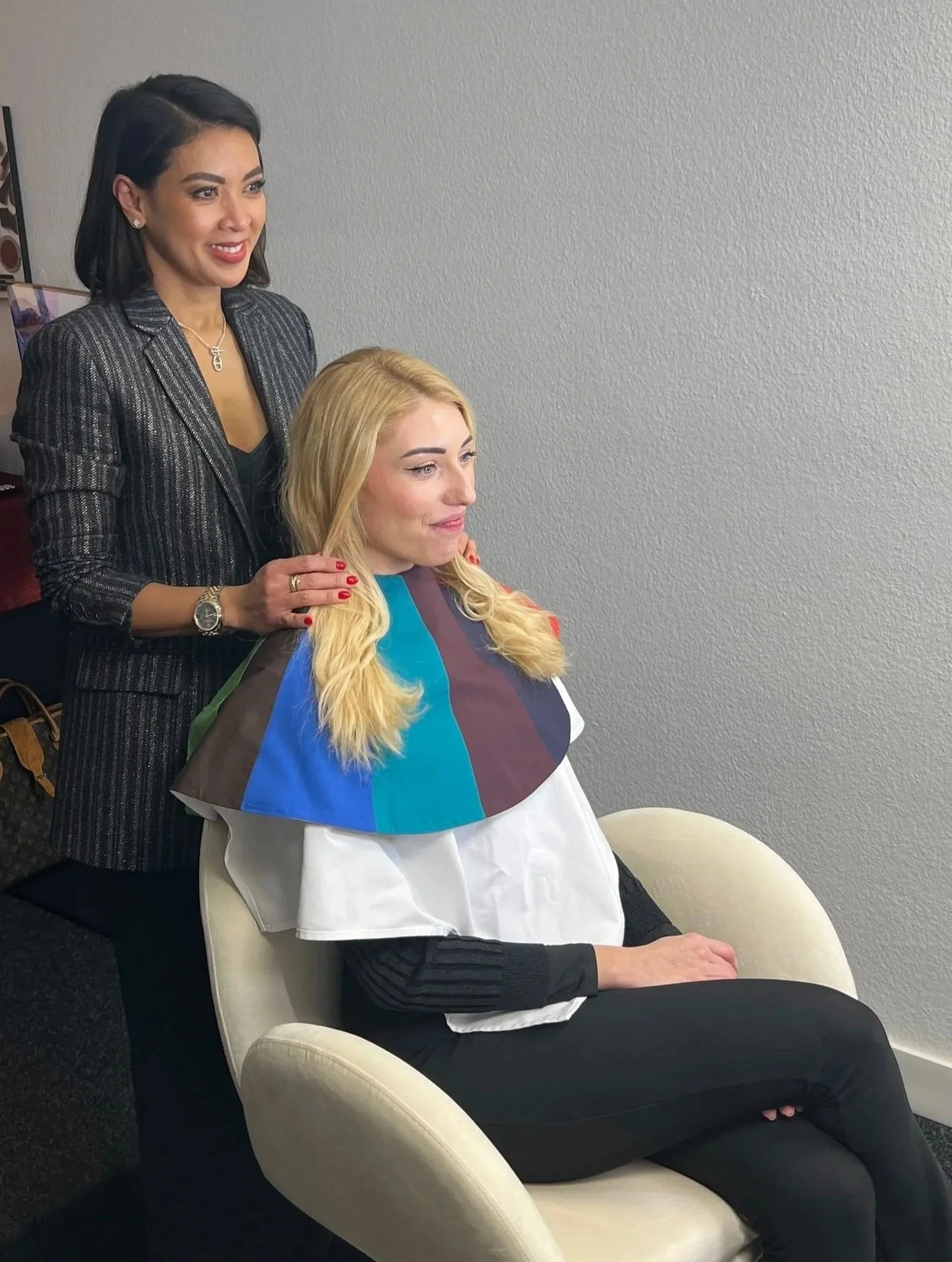 Rea Meinert conducting a strategic image consultation with a client, focusing on colour analysis, confidence, and personal image.