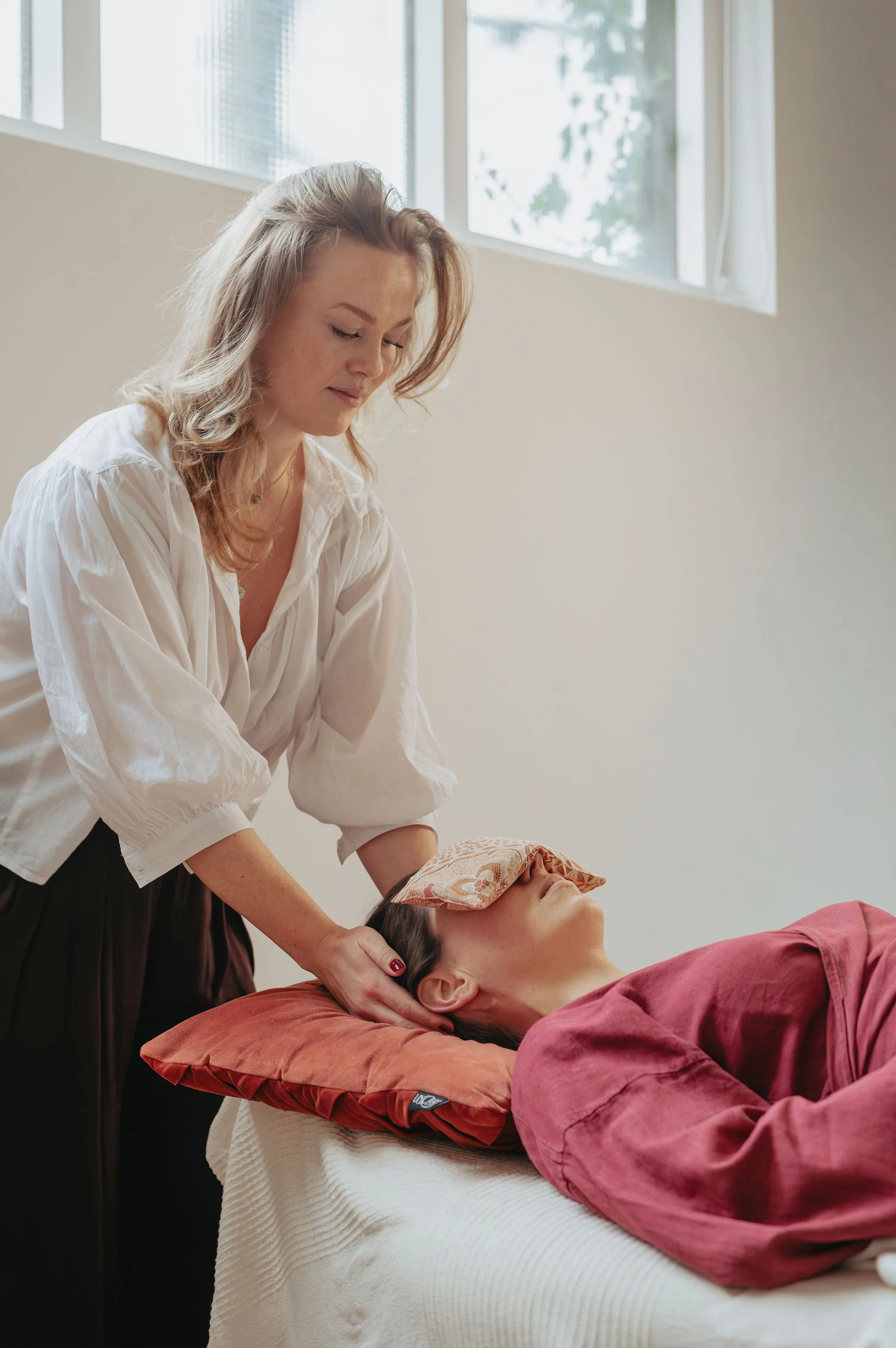 Tijdens een reiki behandeling in Hilversum wordt reiki energie doorgegeven om het zelfhelende vermogen van het lichaam te stimuleren.