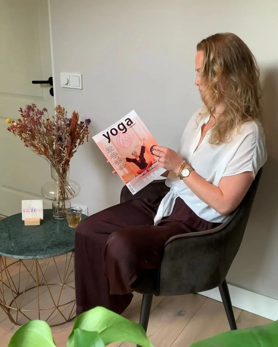 Eigenaresse van Studio Inlighten leest tijdschrift waarin haar yoga en wellness studio in Hilversum wordt genoemd