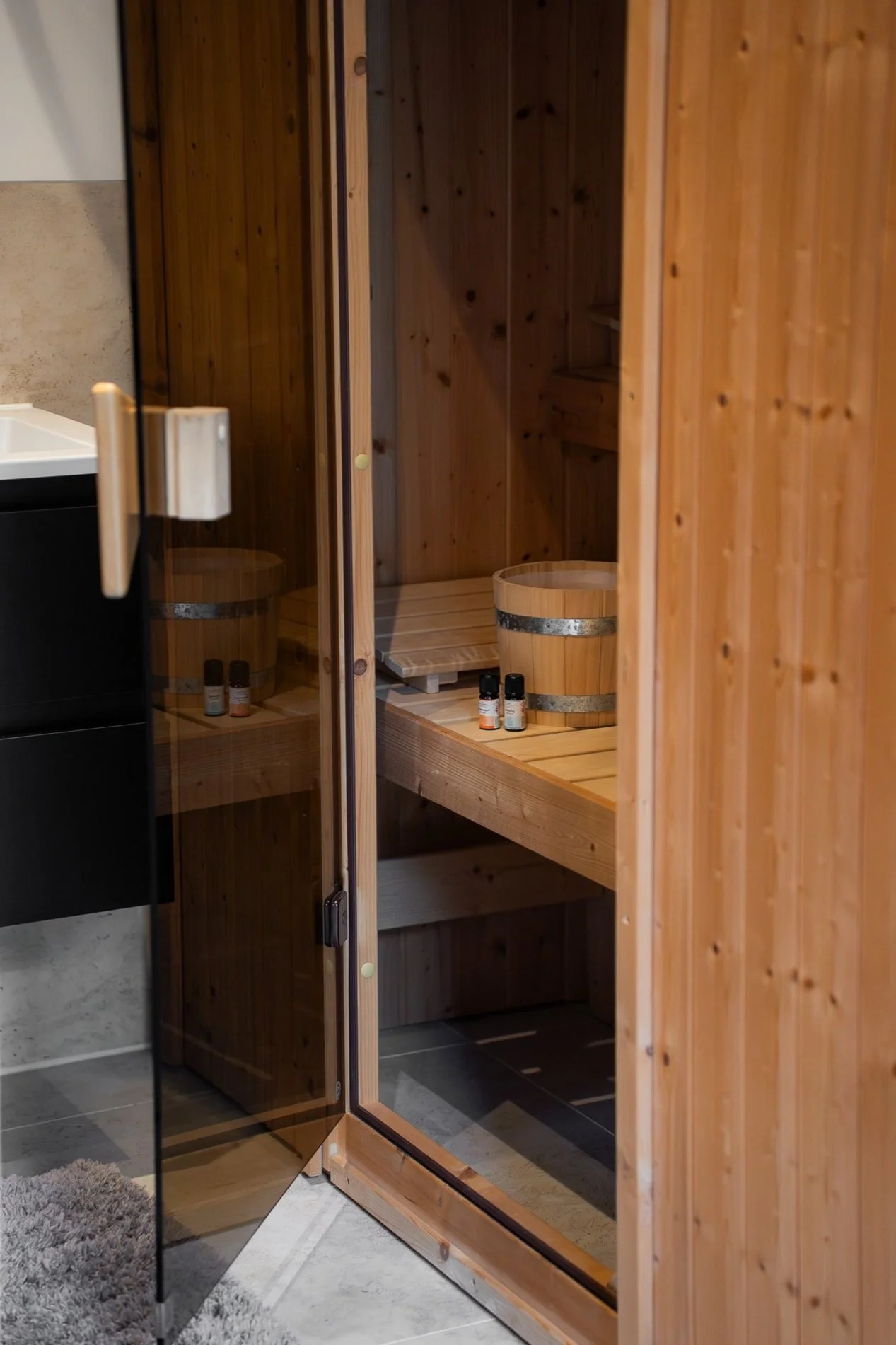 Heerlijk ontspannen en bijkomen in een privé sauna voor 2 personen in Hilversum bij Studio Inlighten.