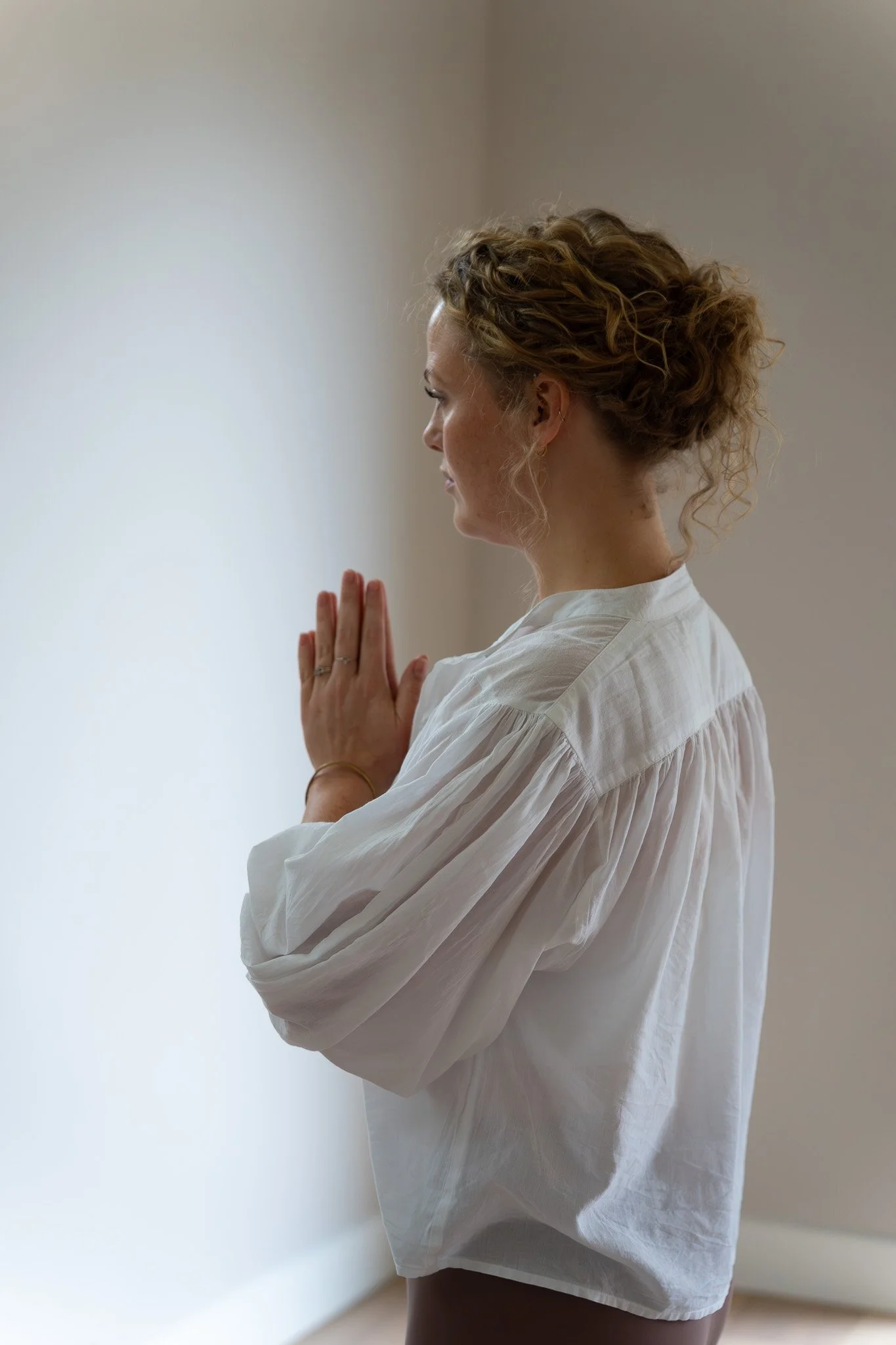 Reiki sessie in Hilversum bij Studio Inlighten met persoonlijke aandacht en rust voor het verhogen van het herstellend vermogen van je lichaam.