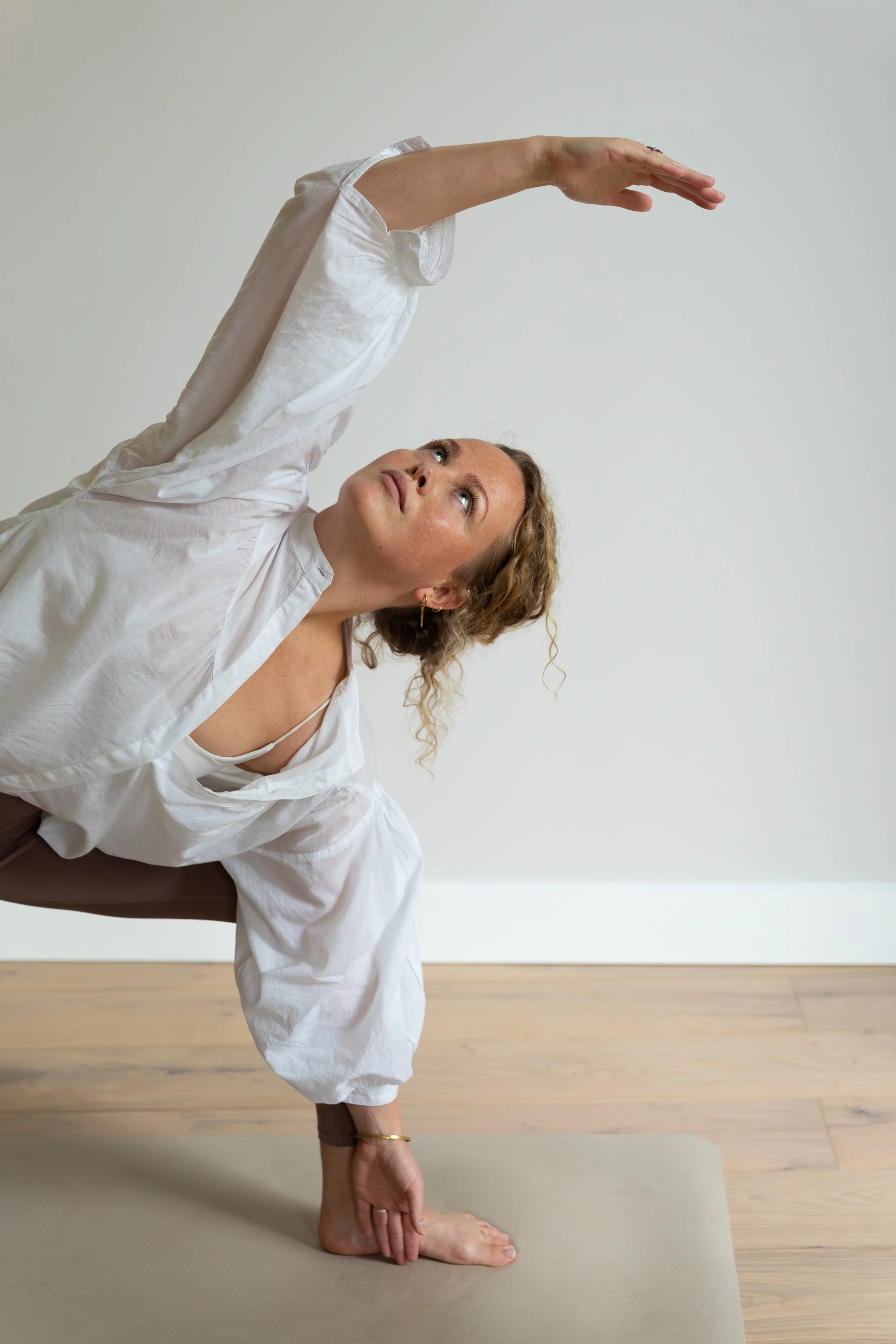 Voor een fijne Vinyasa flow of Slow Vinyasa ben je welkom bij Studio Inlighten in hartje Hilversum