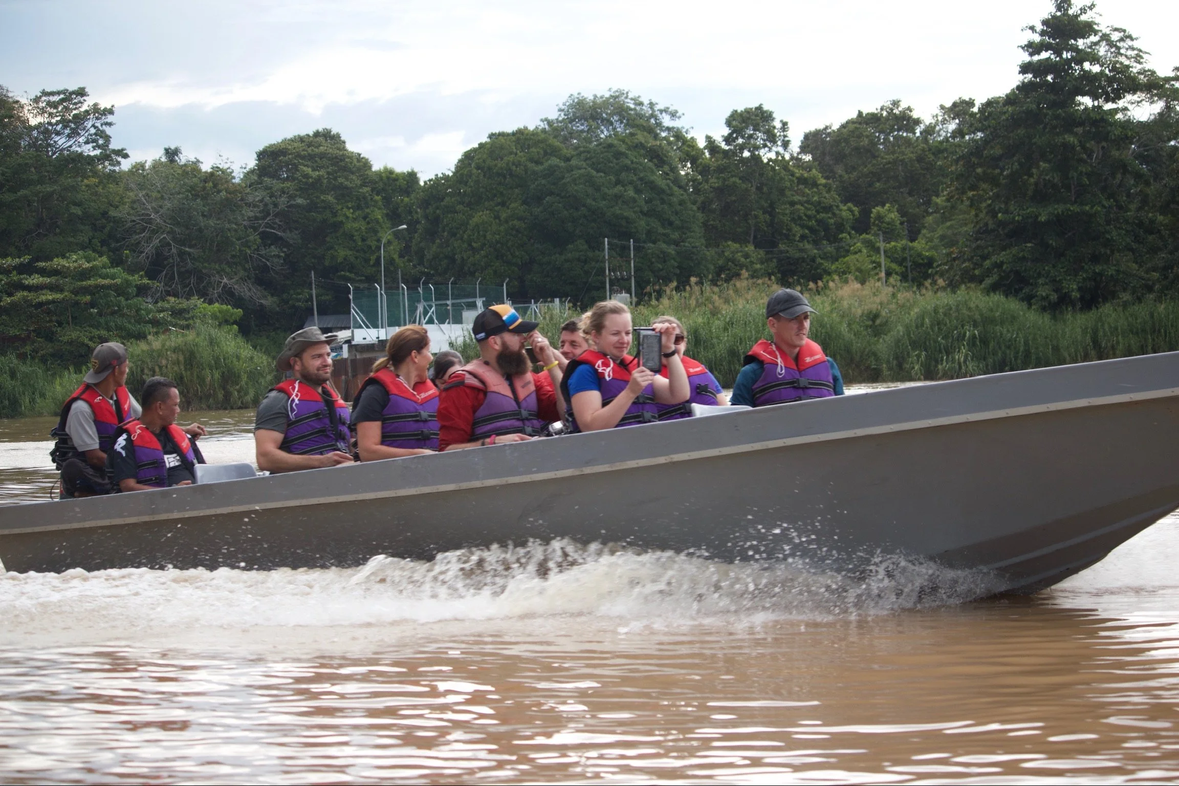 Speedboat trip in Borneo with epic escapes
