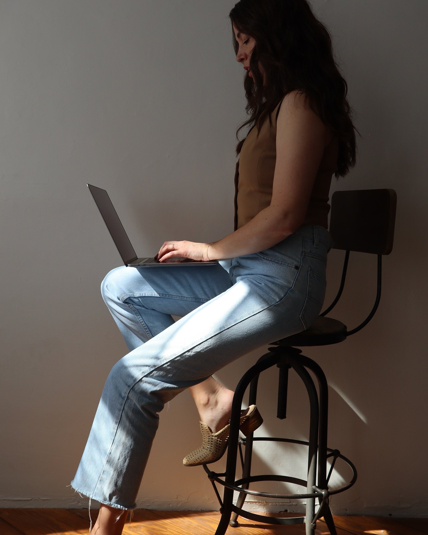 This is DEFINITELY what I look like when I&rsquo;m ordering your extensions and submitting receipts to my bookkeeper. I&rsquo;m definitely NOT on my couch in my pj&rsquo;s. 😏

#nanaimosmallbusiness #nanaimohair #nanaimohairstylist #nanaimostylist #n