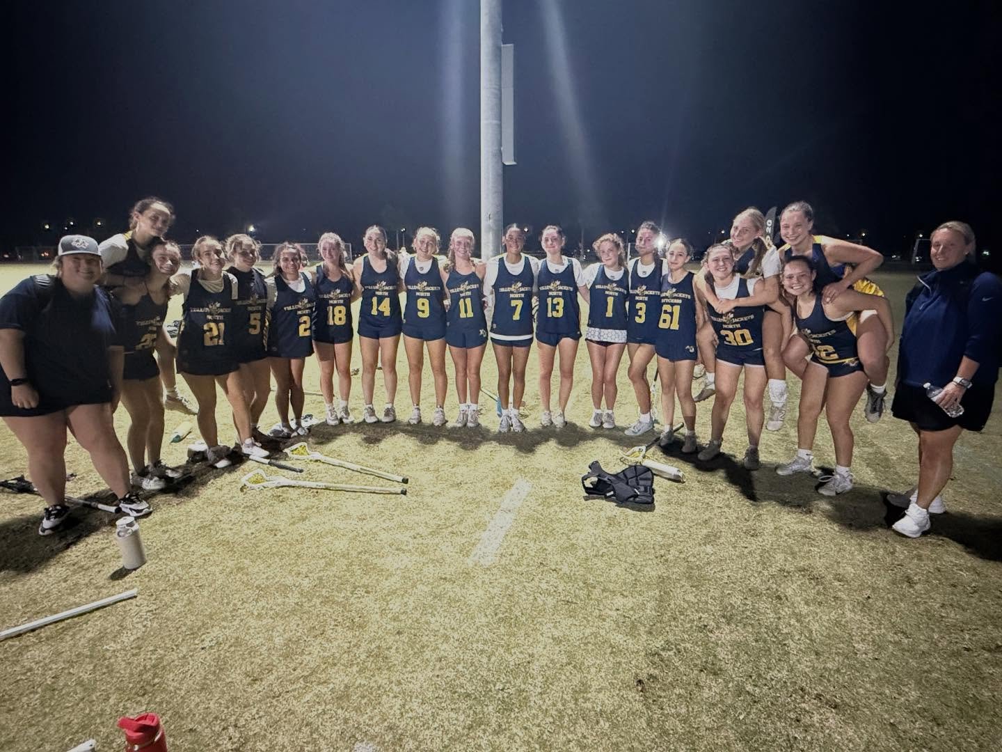 Big win for @yjn2028_howe on day 1 of @iwlca Presidents Cup. Down 7-3 late in 2nd half, 2028 Howe went on a 5-0 run to win 8-7. Great job girls and coaches!! 🐝