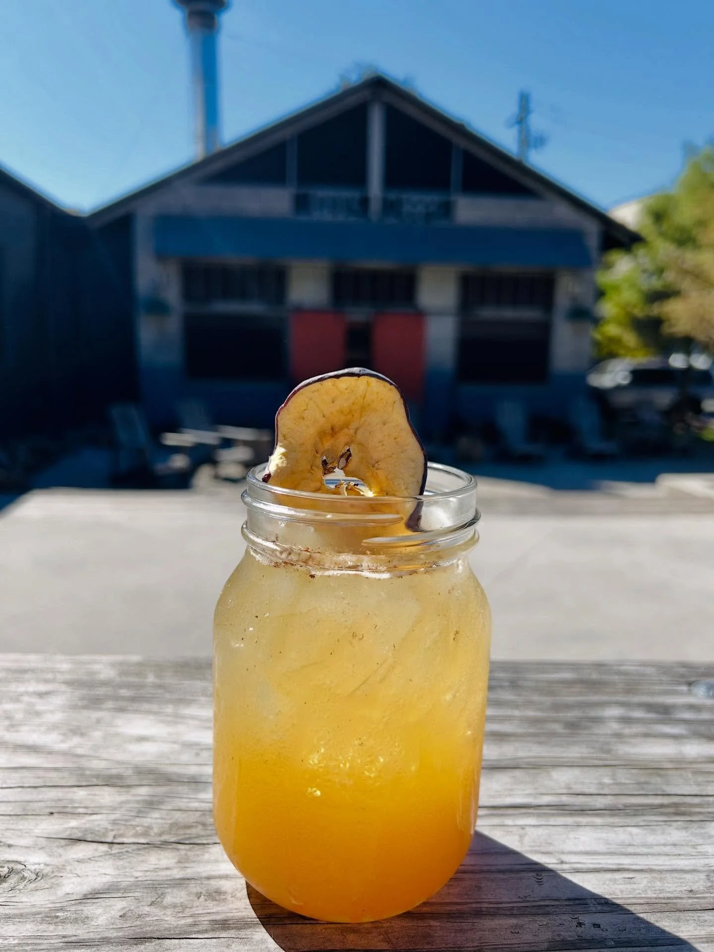 Dare we say that today finally feels like fall (aka patio weather) is in the air?? Just in time for us to roll out our Apple Cider Bourbon cocktail; special through October! #woodschapelbbq #seeyouinsummerhill @summerhill_atl #patioweather #fallisint