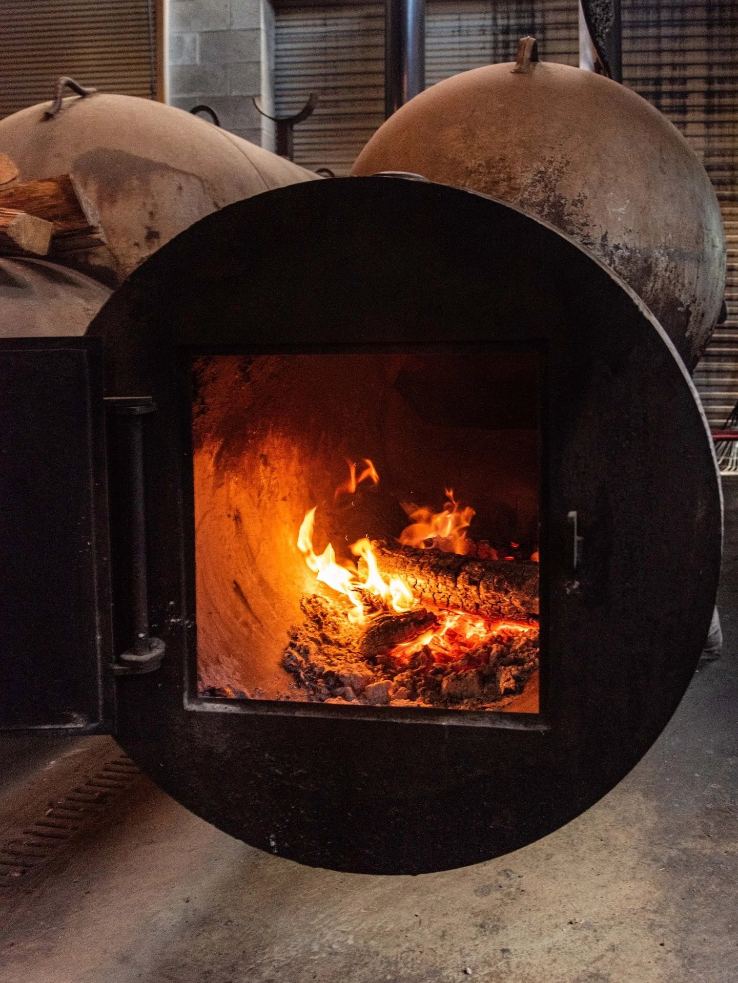 We hope just looking at our smokers makes you a little warmer . . . but even better, come on in!
📷: @dominiquewhitephoto for @grubfreaks 
#woodschapelbbq #summerhillatl @summerhill_atl #seeyouinsummerhill #atlbbq #atlantabbq