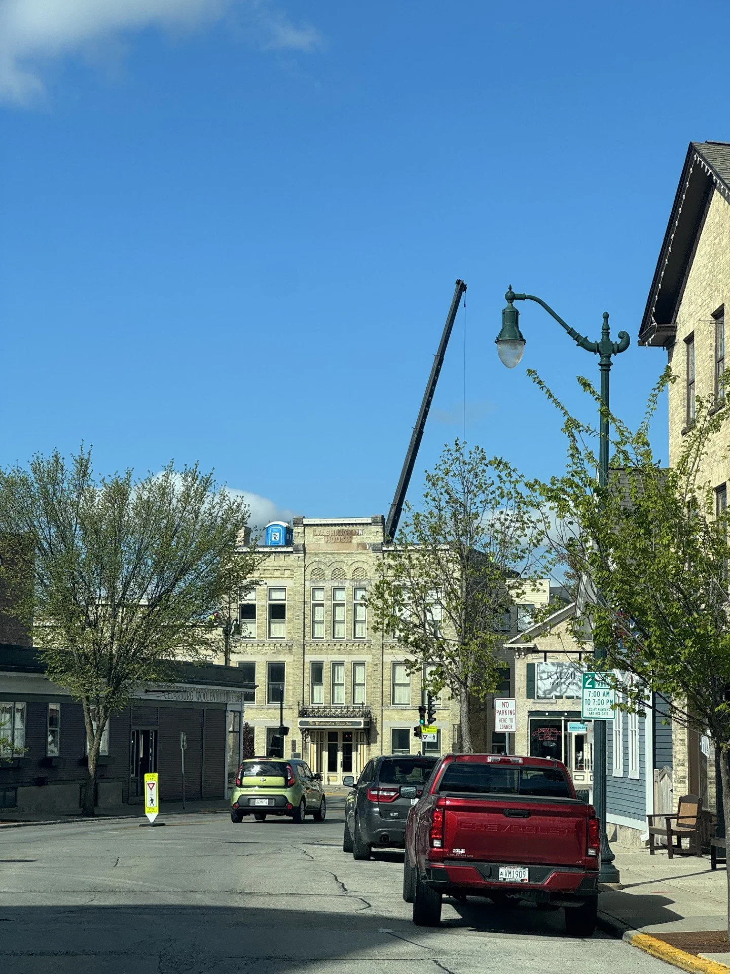 I spy with my little eye&hellip; a little blue Arnold's unit on top of the Washington House Inn in Cedarburg! 👀💙 We love being a part of our community and showing up wherever we're needed!

#Cedarburg #HistoricDowntownCedarburg #Wisconsin #WheresAr
