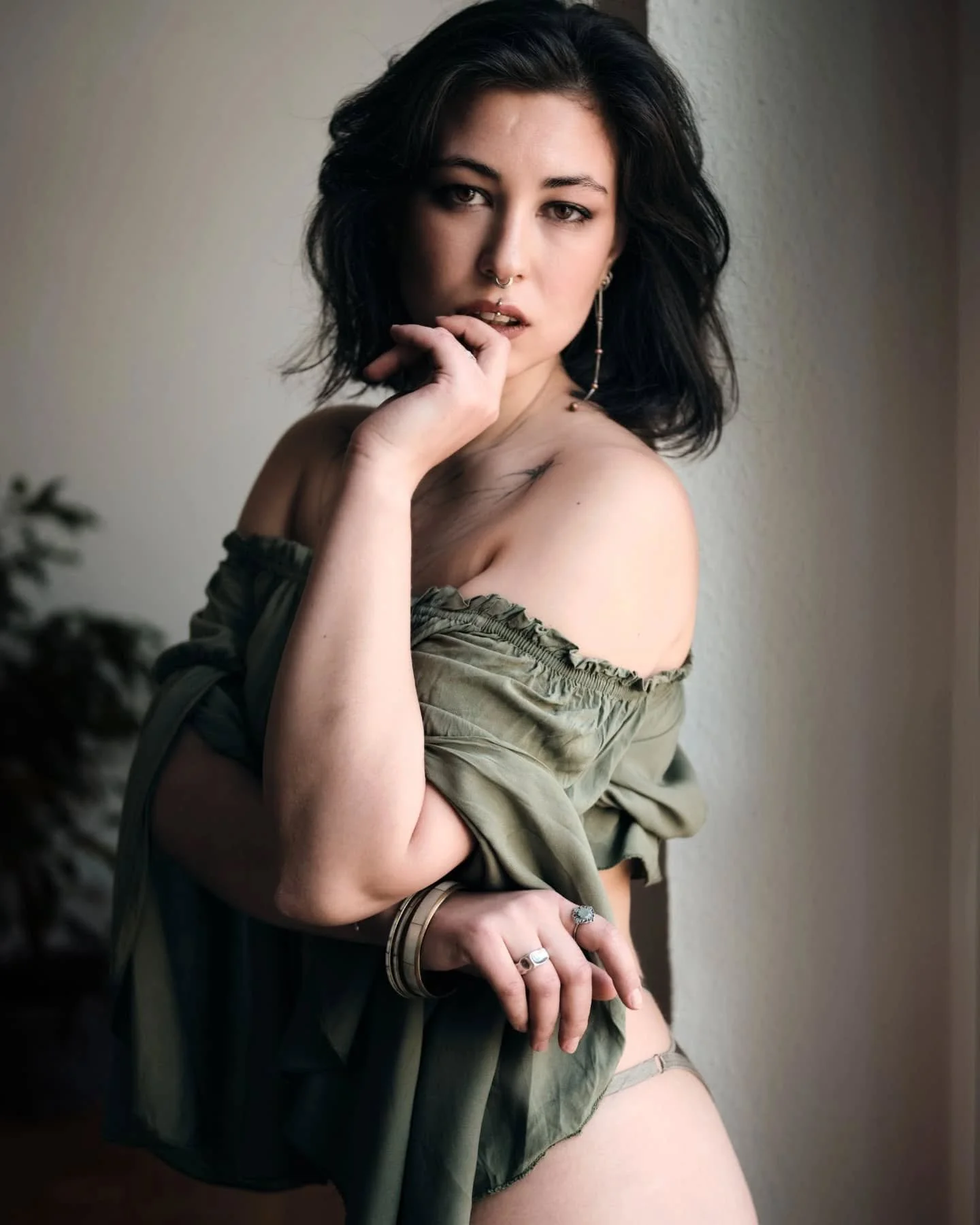 It's probably about time to show another series of photos. I worked with an incredible model. Even tough we had some trouble with train connections and did need to shorten our photoshoot, we came up with some pretty good results. Which one do you lik