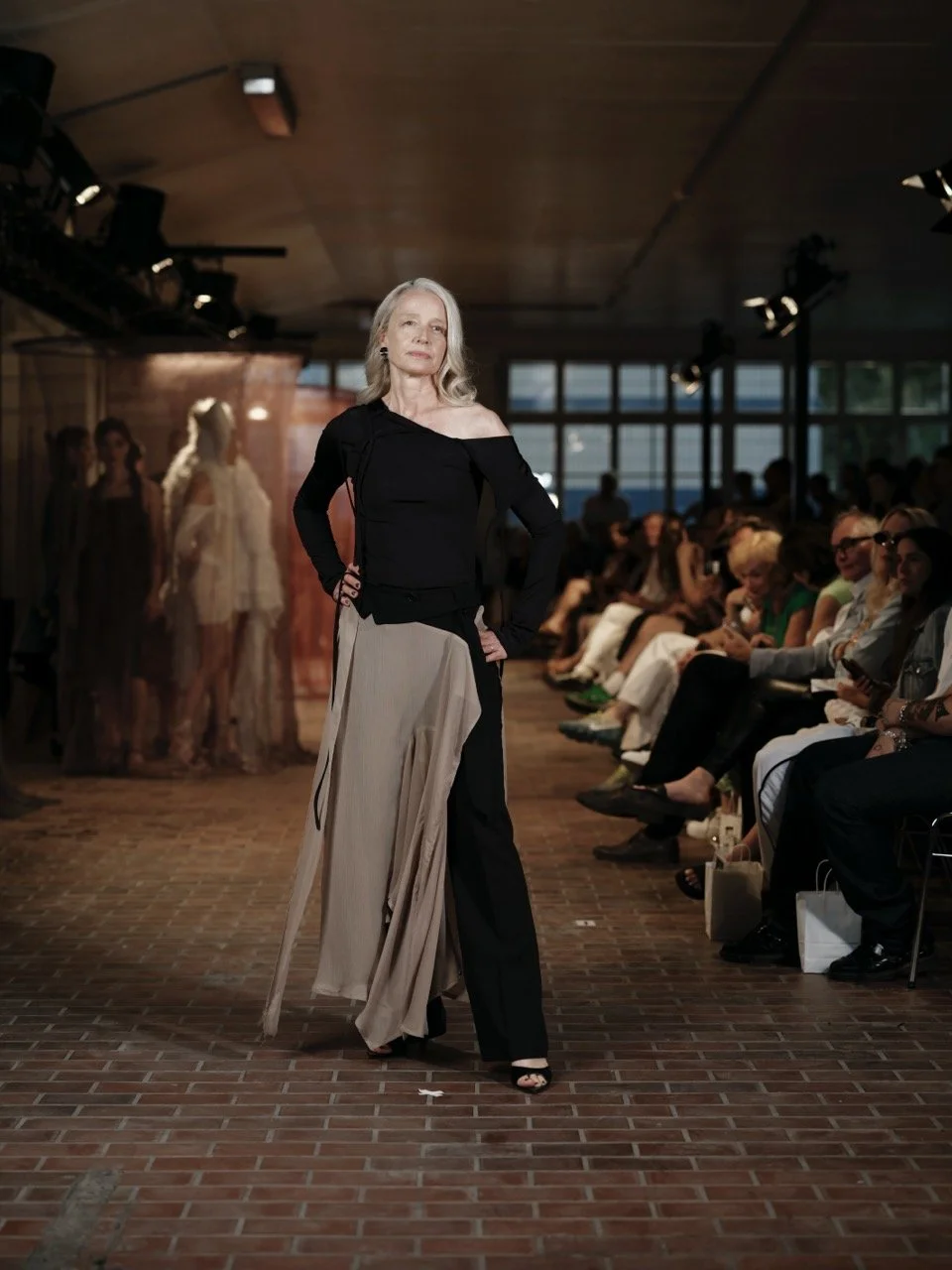 Groß (3 Inverted Ease MAIA ).jpeg