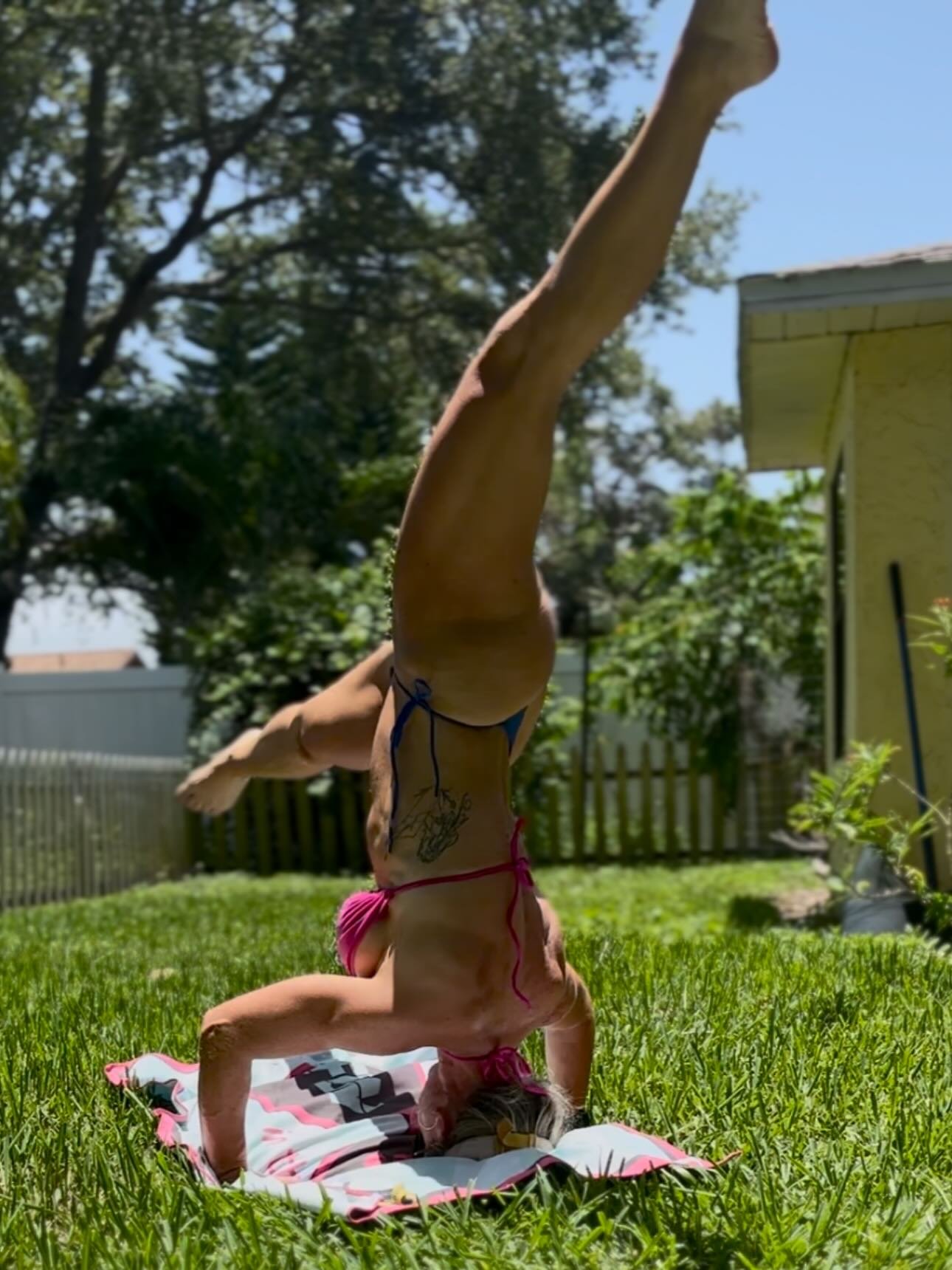 It&rsquo;s been almost a year since I&rsquo;ve done an inversion. I really need to get back into yoga&hellip; maybe instead of a rest day tomorrow, I&rsquo;ll roll out my mat and see if I&rsquo;ve still got it 🙌🏻 My headstand was a bit wobbly but I