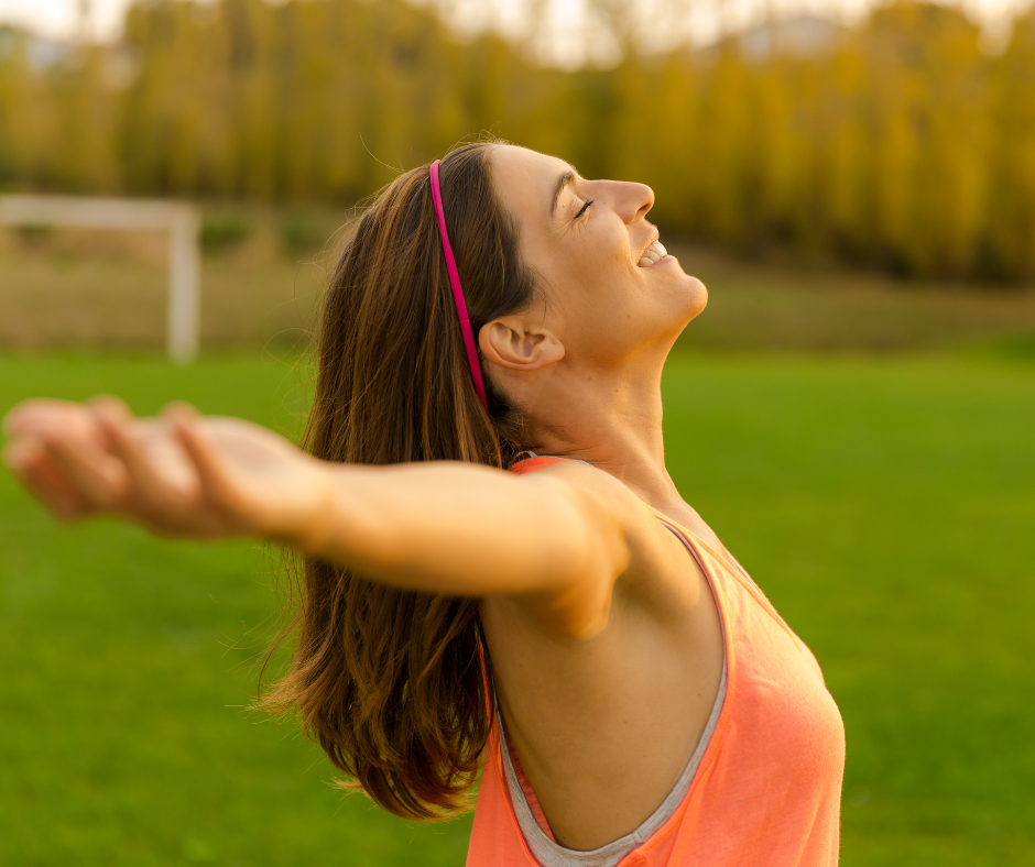 Mujer feliz porque alcanzo su meta y se siente plena