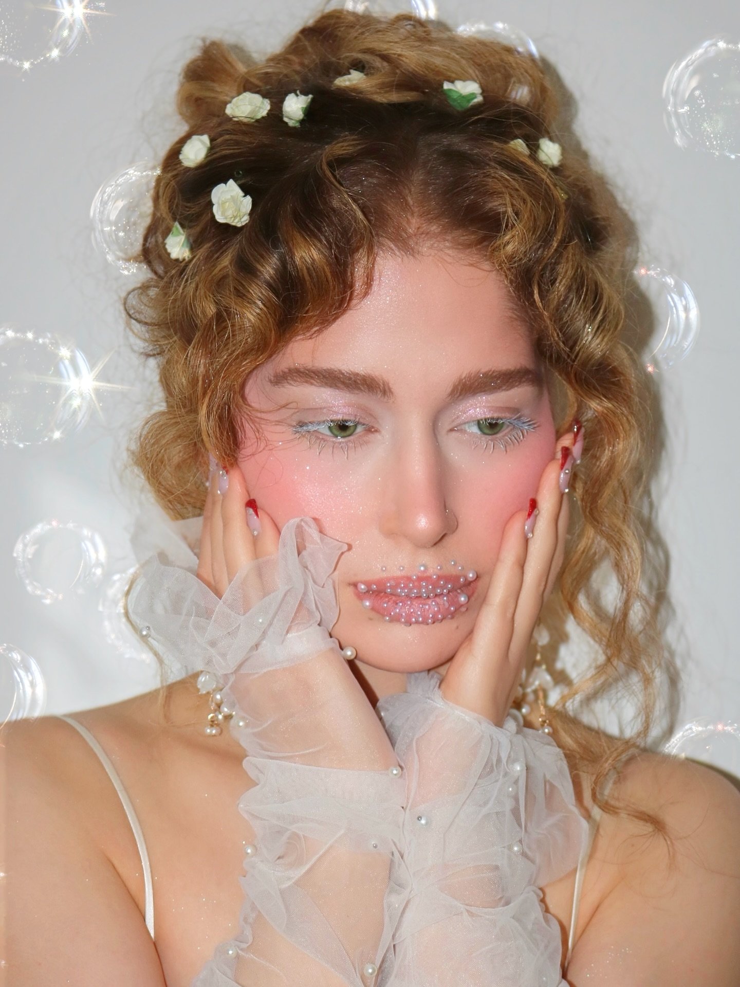 Early Renaissance beauty was about softness, balance, and humanity. No harsh lines. Just quiet harmony on the face. 🤍

Makeup Used
@laneigeca cream skin toner
@larocheposay cicaplast b5
@hauslabs Triclone Skin Tech Foundation
@toofaced Born This Way