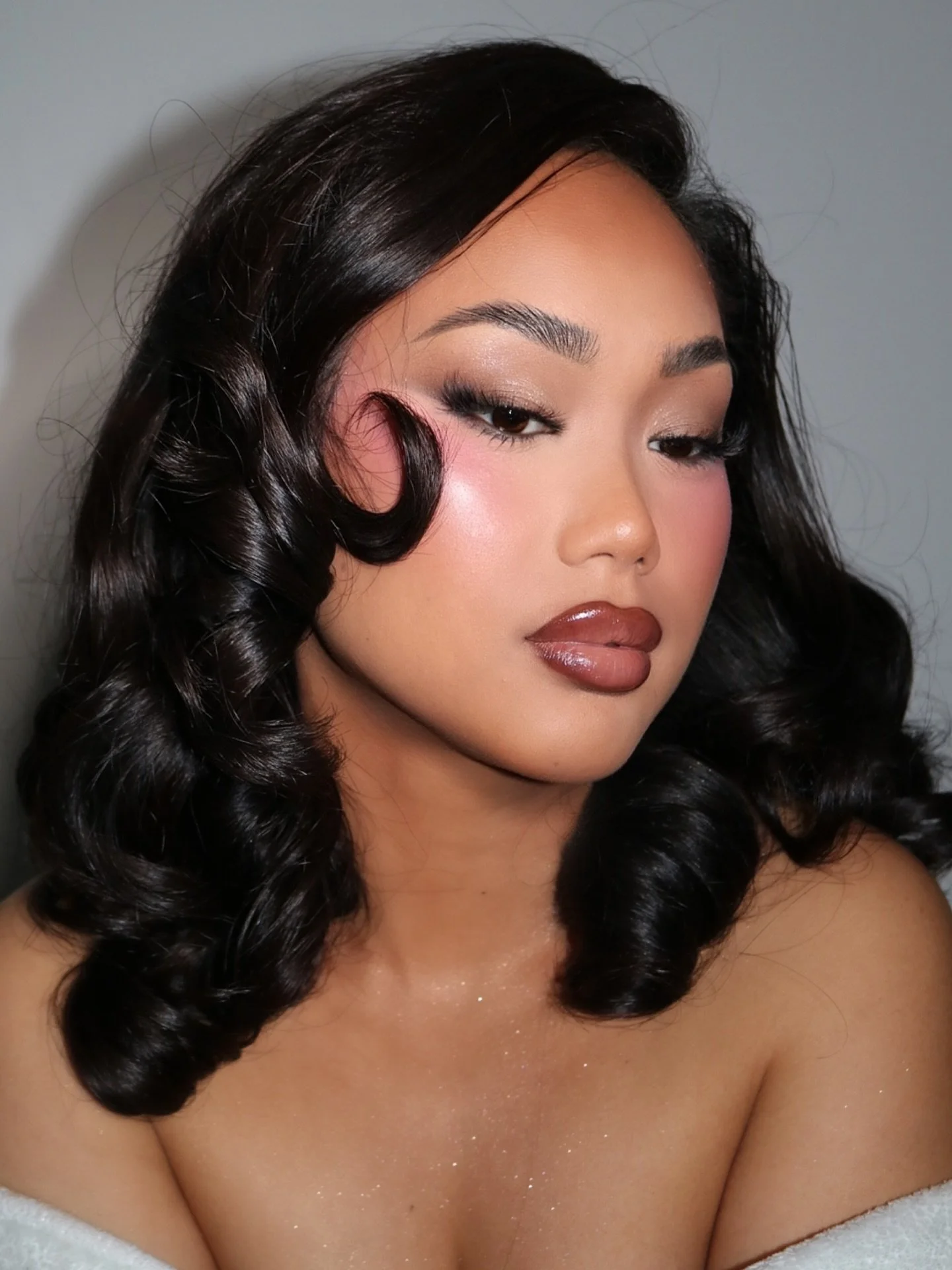That old-Hollywood kind of sultry&hellip;reimagined. Smokey eyes, rosy cheeks, and a soft blowout 🤭💞🎀

Muse @ajessicxr 💕a star! 

 
Brows:
@refybeauty Clear Brow Gel
@nyxcosmetics Eyebrow Pen

Eyes:
@patricktabeauty Major Dimension Palette I &amp