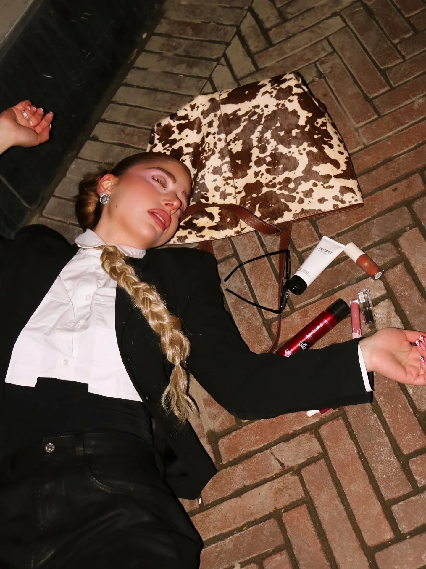 my essentials (nothing else matters):

@lorealparis Infallible Setting Spray
@summerfridays Lip Oil
@kyliecosmetics Matte Lipstick
@maybelline Grippy Primer
@jomalonelondon Perfume
@givenchybeauty Body Lotion

#makeupartistlife #beautyessentials #itg