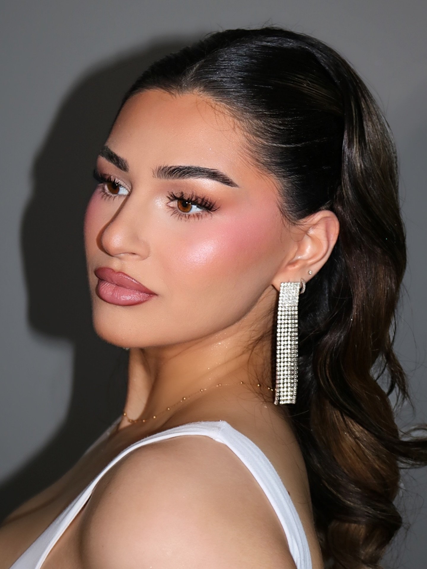 A soft bridal dream glam. 🤍 Pearly skin, the softest glow and delicate tones that let her natural beauty shine through 🤭💕✨

Muse @annettebedros ✨

Brows:
@refybeauty Clear Brow Gel
@nyxcosmetics Eyebrow Pen

Eyes:
@patricktabeauty Major Dimension 