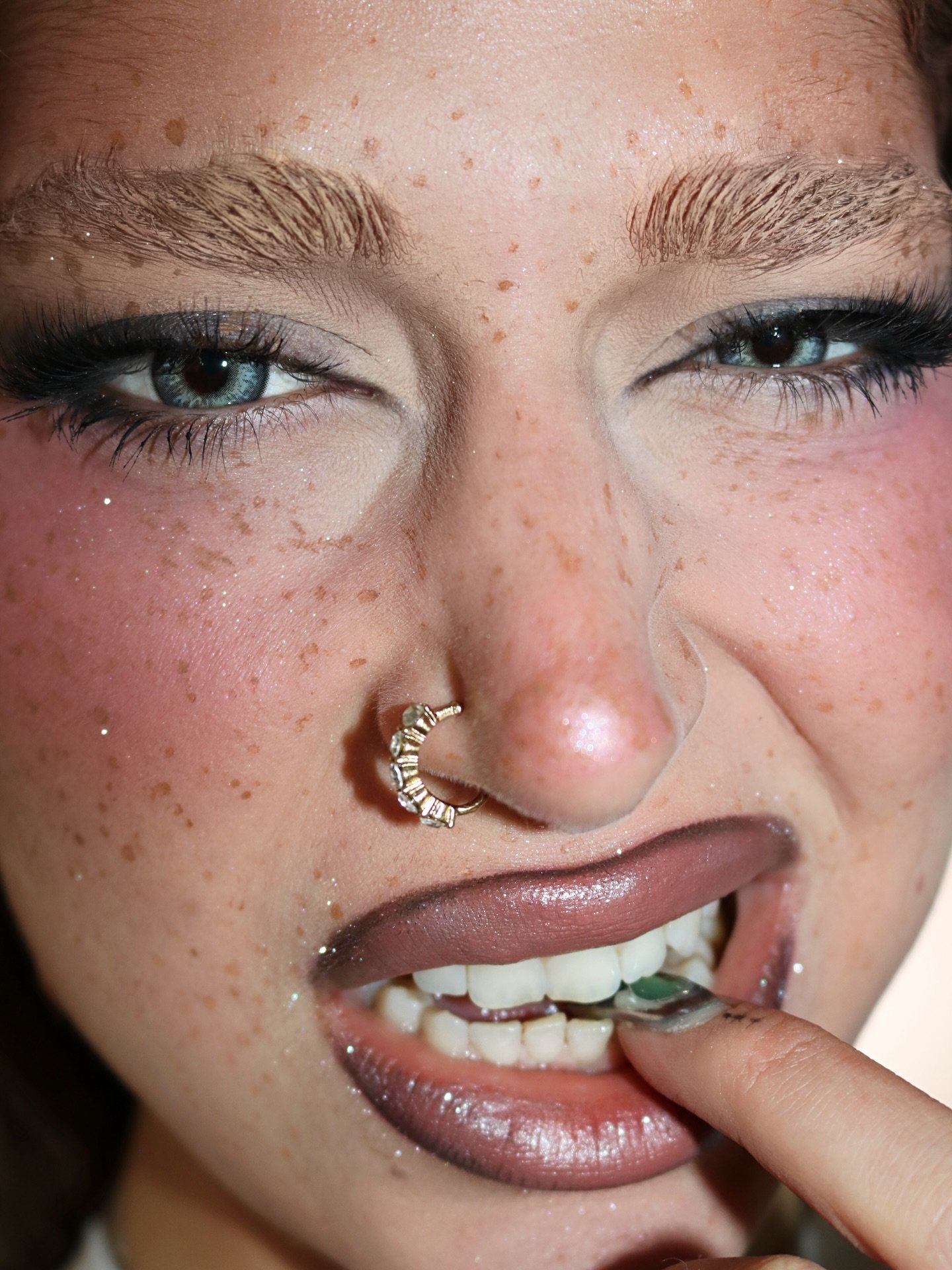 Celestial Siren

Bleached brows, soft sculpted skin, and delicate glitter freckles that catch the light in the prettiest way.🤍🎀

Glam details:
@caiacosmetics foundation stick in 10w
@maybelline grippy primer and fit me pressed powder
@toofaced born