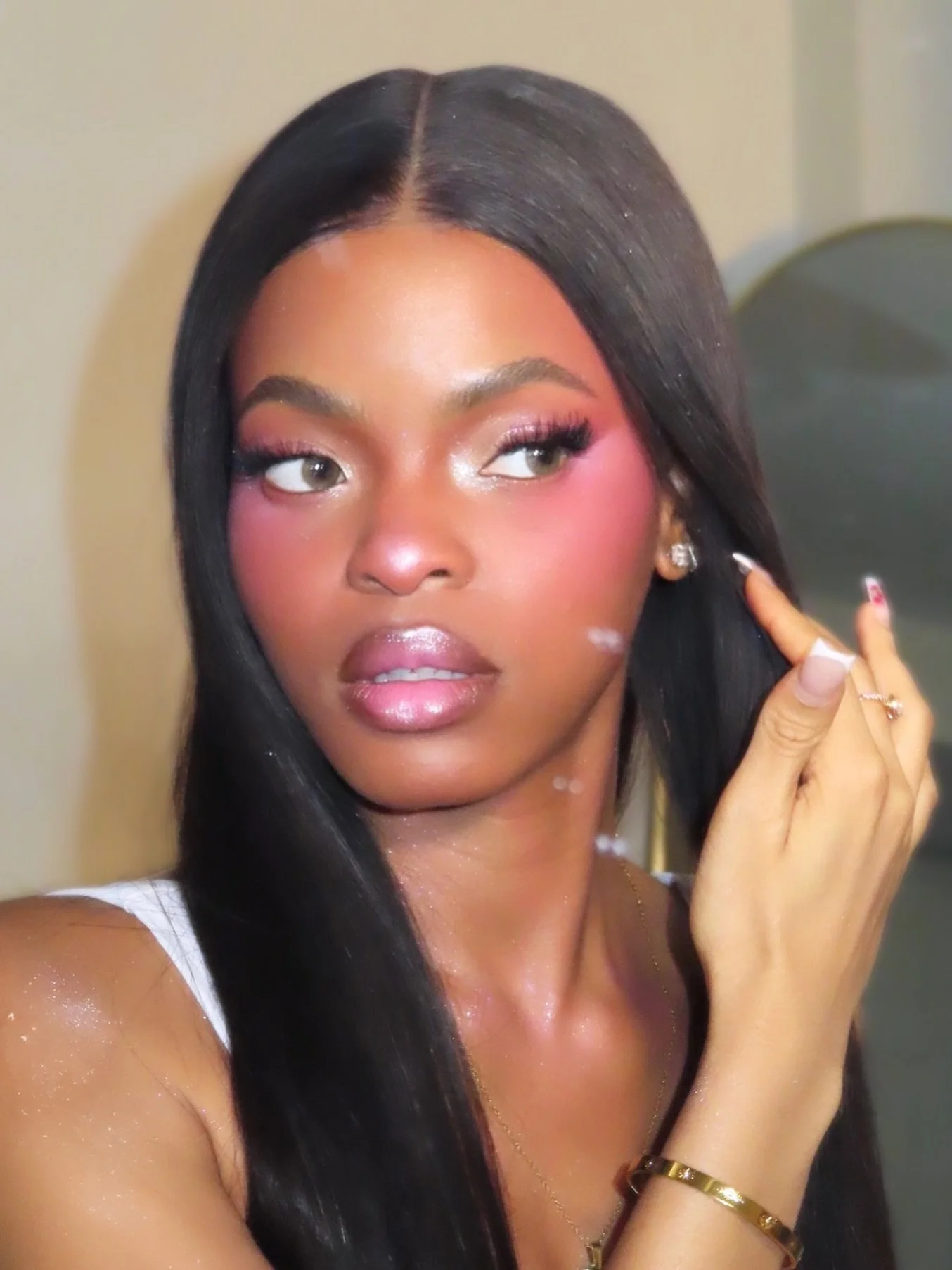 Soft, dreamy and a little bit magical ✨🌸 This glam is all about flushed pink tones, soft sparkle&hellip;like you just stepped out of a fairytale 🥹🎀💕

Muse @tobs.adekoya 🌸🎀

Brows:
@refybeauty Clear Brow Gel
@nyxcosmetics Eyebrow Pen

Eyes:
@plo