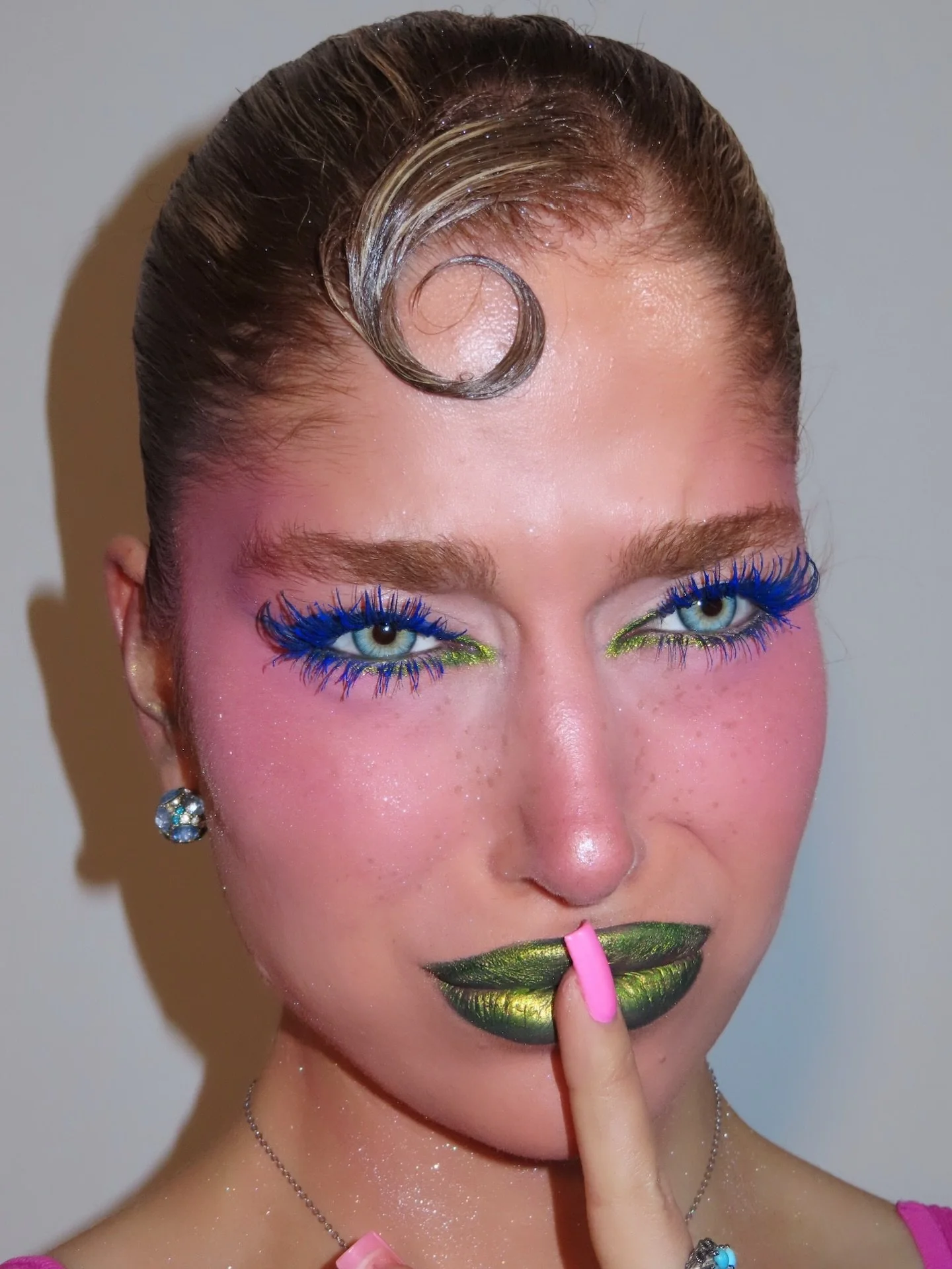 Avant-garde glam with amphibian energy 🌊💙💚
Makeup is so much fun!! 

@maybelline fit me foundation, contour lifter stix 
@aboutfacebeauty pink liquid blush
@toofaced cloud crushed whipped lip and cheek and too faced born this way concealer
@hudabe