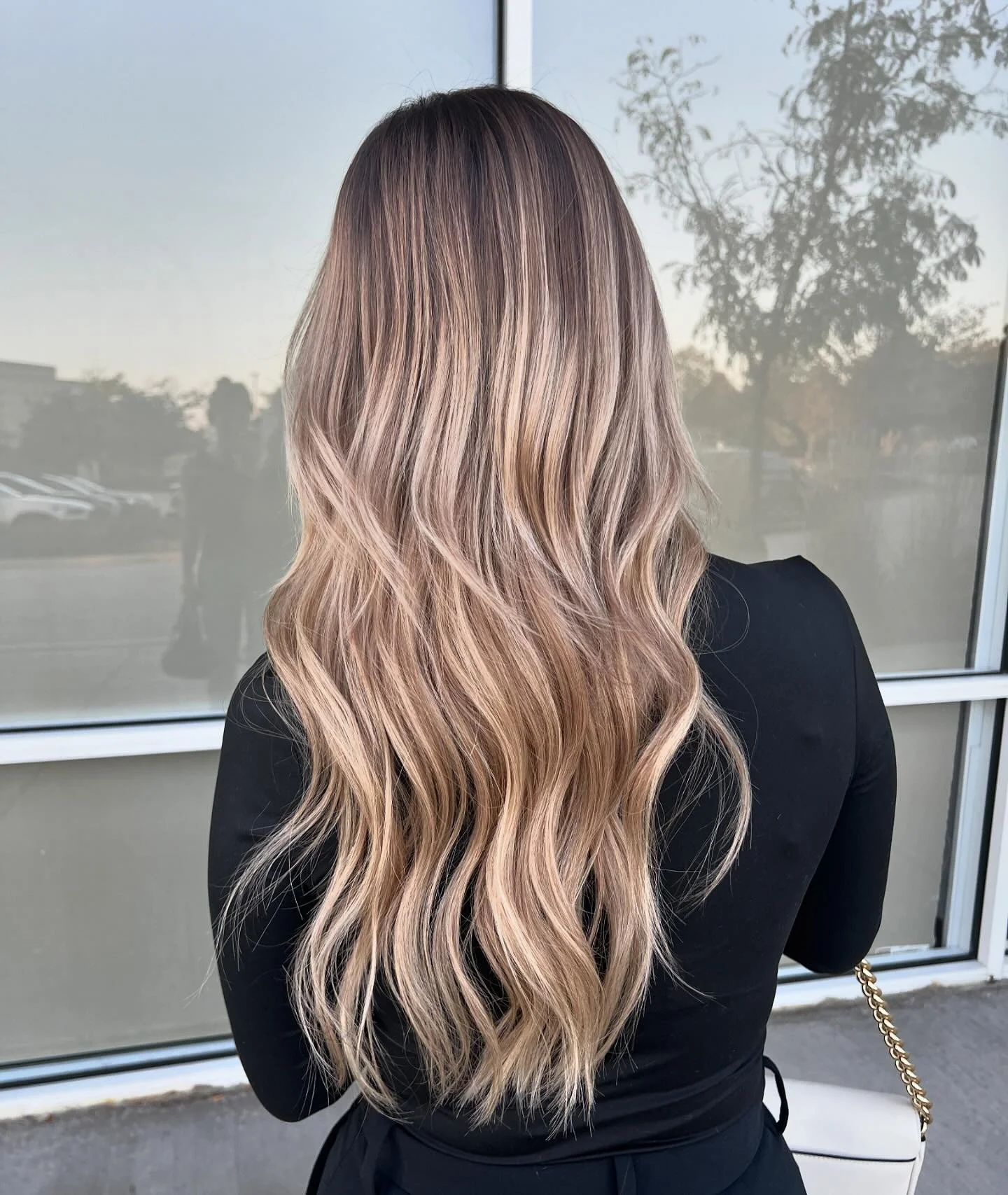 Can&rsquo;t get over this weft to ktip transformation! I removed poorly installed wefts and installed these gorgeous 18 inch ktips in my favorite rooted bronde color from @thehairshopinc 
Swipe for the before! 🤎