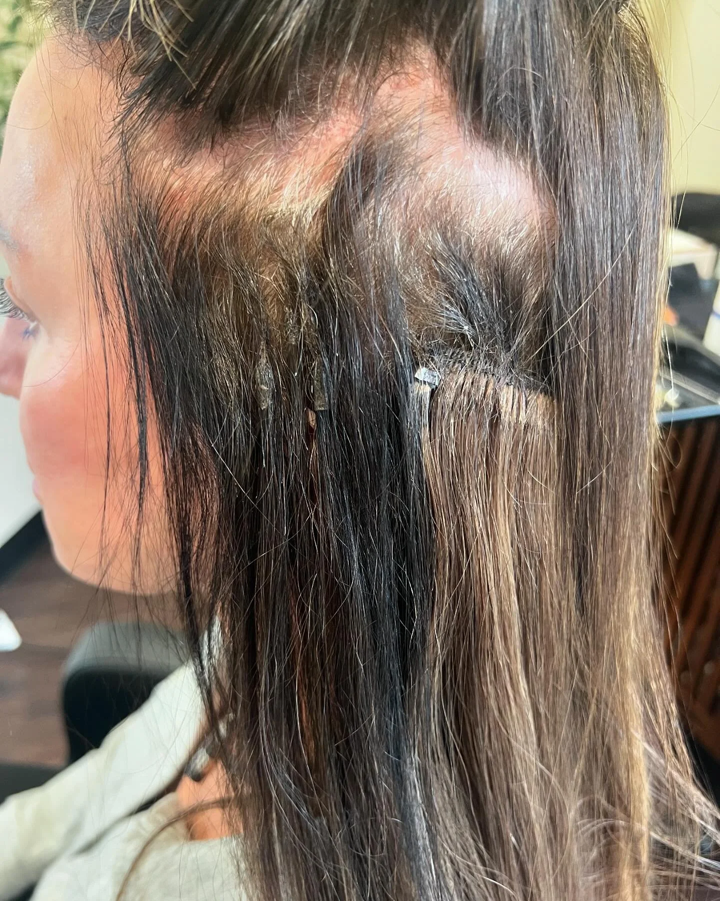 Unreal extension transformation! Removed horribly installed wefts and ktips, did a quick color correction and installed new ktips. The pictures speak for themselves! 
I blended 150 grams of @thehairshopinc 22 inch ktips in r2-6 and 2/6
It is mind blo