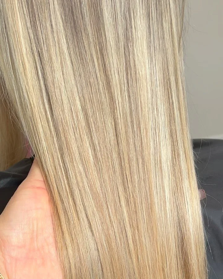 Let&rsquo;s talk hair health! 
Maintaining the health of my clients&rsquo; hair is my top priority and I achieve this by using gentle hair color formulas that nourish and protect their hair and scalp. When it comes to extensions, I install them with 