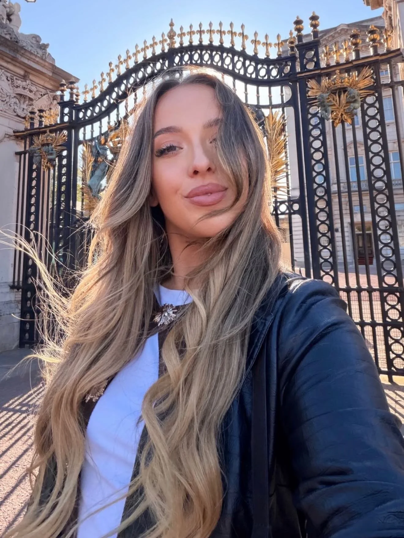 I love client selfies!!! 😍 Christina wears custom blended, naturally wavy 22 inch Slavic ktip extensions.

Each install is built from individually hand selected bundles (never pre-colored), blended to match perfectly and customized down to bond size
